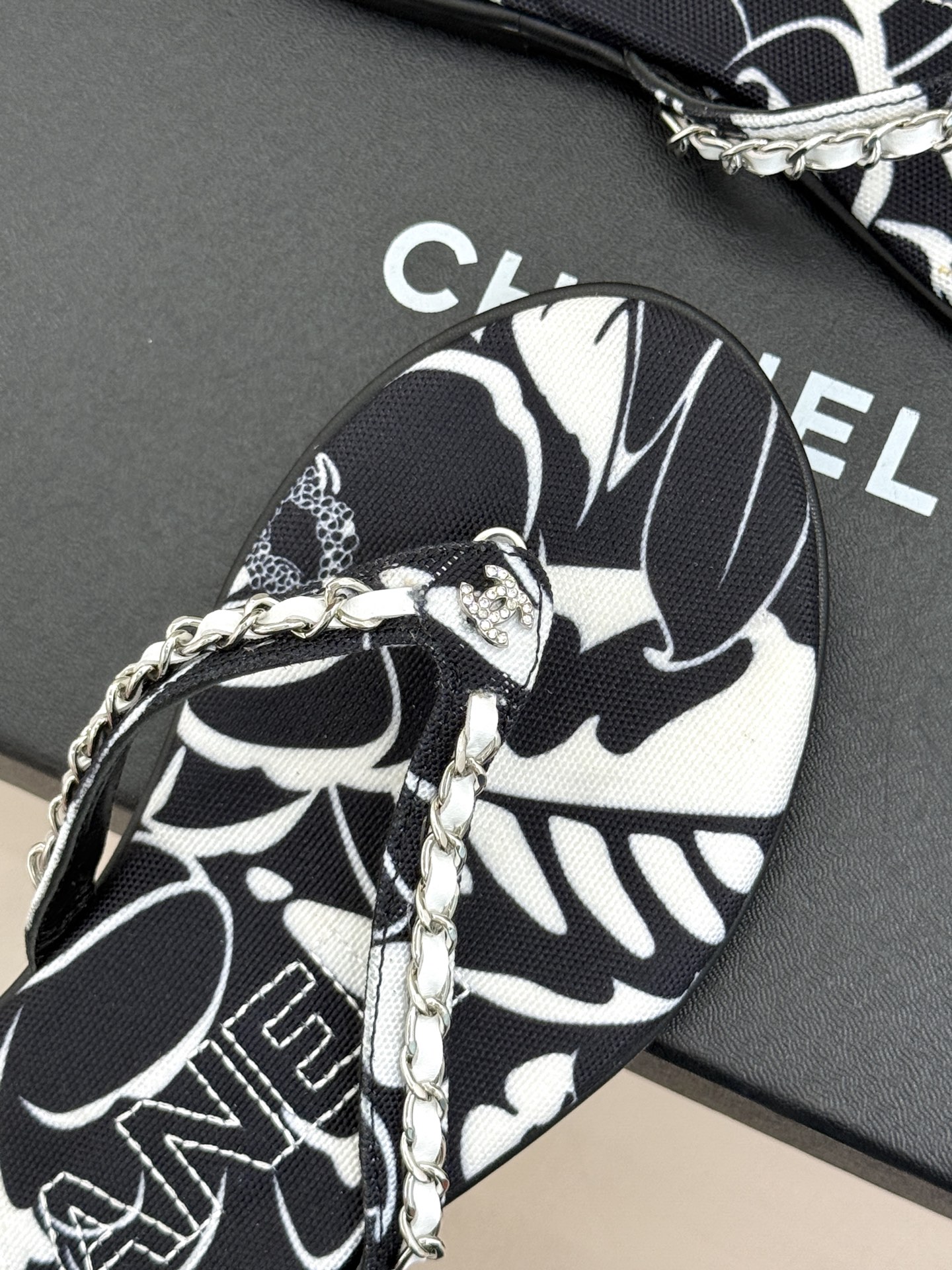 CHANE* |小香26B新品双C 印花链条夹脚平底人字拖鞋 金属链条缀出精致感 满印双C复刻经典 平底步履轻盈自在 夹 CHANE* |小香26B新品双C 印花链条夹脚平底人字拖鞋 金属链条缀出精致感 满印双C复刻经典 平底步履轻盈自在 夹