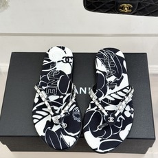 CHANE* |小香26B新品双C 印花链条夹脚平底人字拖鞋 金属链条缀出精致感 满印双C复刻经典 平底步履轻盈自在 夹 CHANE* |小香26B新品双C 印花链条夹脚平底人字拖鞋 金属链条缀出精致感 满印双C复刻经典 平底步履轻盈自在 夹