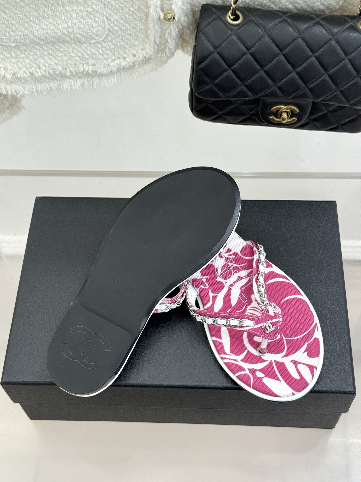 CHANE* |小香26B新品双C 印花链条夹脚平底人字拖鞋 金属链条缀出精致感 满印双C复刻经典 平底步履轻盈自在 夹 CHANE* |小香26B新品双C 印花链条夹脚平底人字拖鞋 金属链条缀出精致感 满印双C复刻经典 平底步履轻盈自在 夹