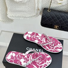 CHANE* |小香26B新品双C 印花链条夹脚平底人字拖鞋 金属链条缀出精致感 满印双C复刻经典 平底步履轻盈自在 夹 CHANE* |小香26B新品双C 印花链条夹脚平底人字拖鞋 金属链条缀出精致感 满印双C复刻经典 平底步履轻盈自在 夹