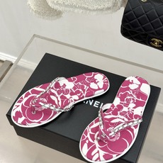 CHANE* |小香26B新品双C 印花链条夹脚平底人字拖鞋 金属链条缀出精致感 满印双C复刻经典 平底步履轻盈自在 夹 CHANE* |小香26B新品双C 印花链条夹脚平底人字拖鞋 金属链条缀出精致感 满印双C复刻经典 平底步履轻盈自在 夹