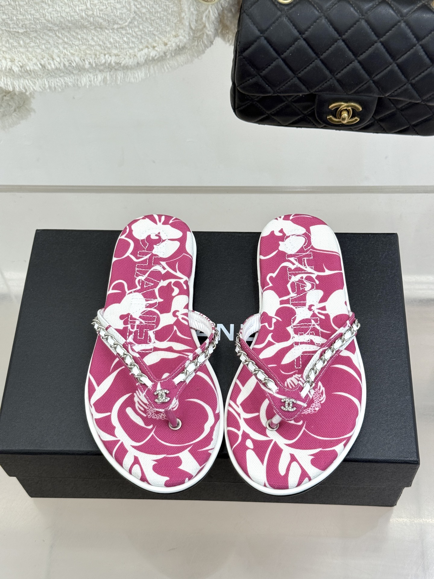 CHANE* |小香26B新品双C 印花链条夹脚平底人字拖鞋 金属链条缀出精致感 满印双C复刻经典 平底步履轻盈自在 夹 CHANE* |小香26B新品双C 印花链条夹脚平底人字拖鞋 金属链条缀出精致感 满印双C复刻经典 平底步履轻盈自在 夹