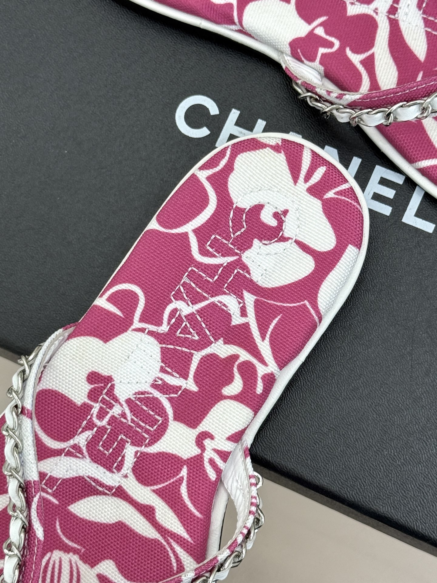 CHANE* |小香26B新品双C 印花链条夹脚平底人字拖鞋 金属链条缀出精致感 满印双C复刻经典 平底步履轻盈自在 夹 CHANE* |小香26B新品双C 印花链条夹脚平底人字拖鞋 金属链条缀出精致感 满印双C复刻经典 平底步履轻盈自在 夹
