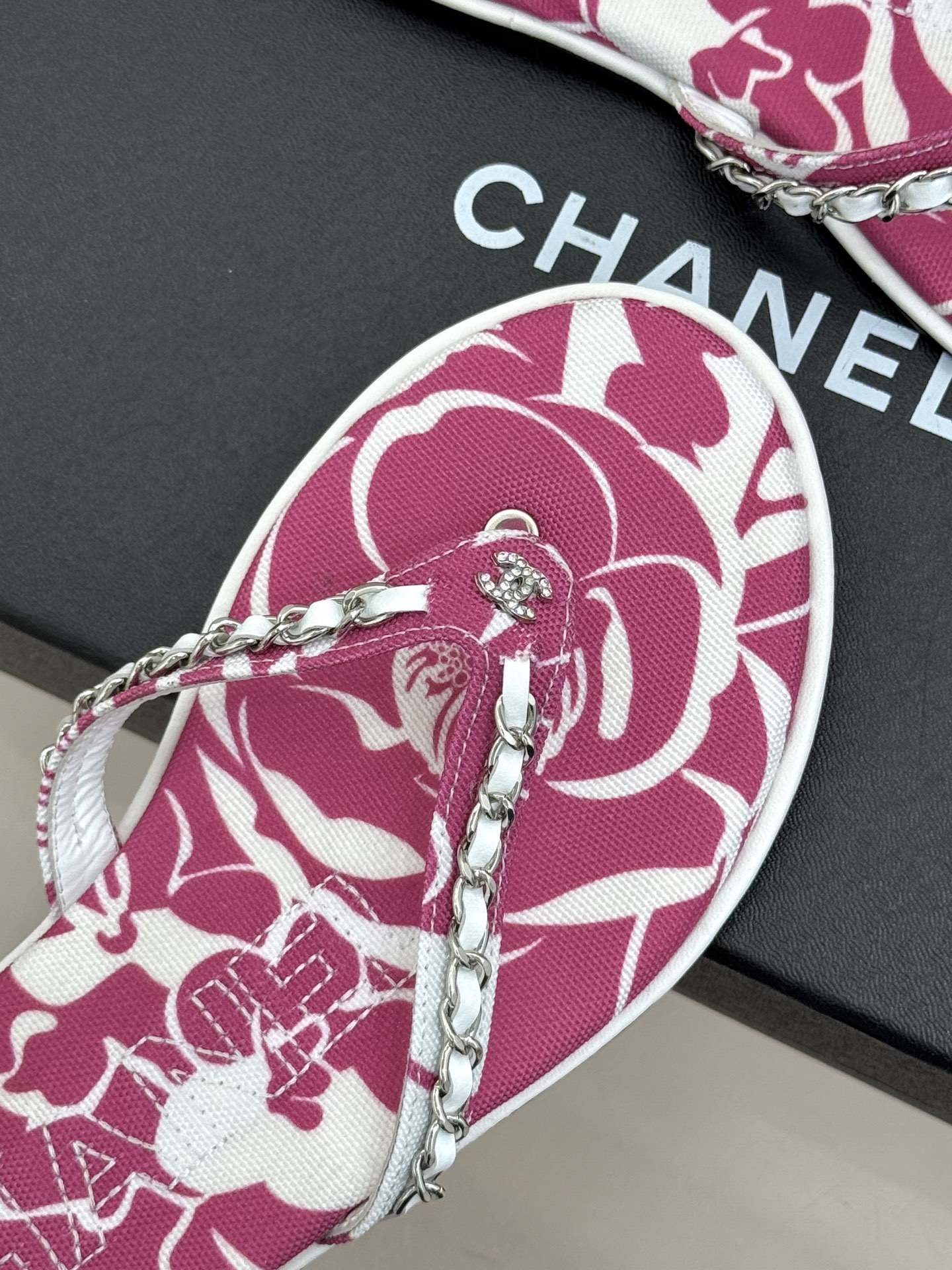 CHANE* |小香26B新品双C 印花链条夹脚平底人字拖鞋 金属链条缀出精致感 满印双C复刻经典 平底步履轻盈自在 夹 CHANE* |小香26B新品双C 印花链条夹脚平底人字拖鞋 金属链条缀出精致感 满印双C复刻经典 平底步履轻盈自在 夹