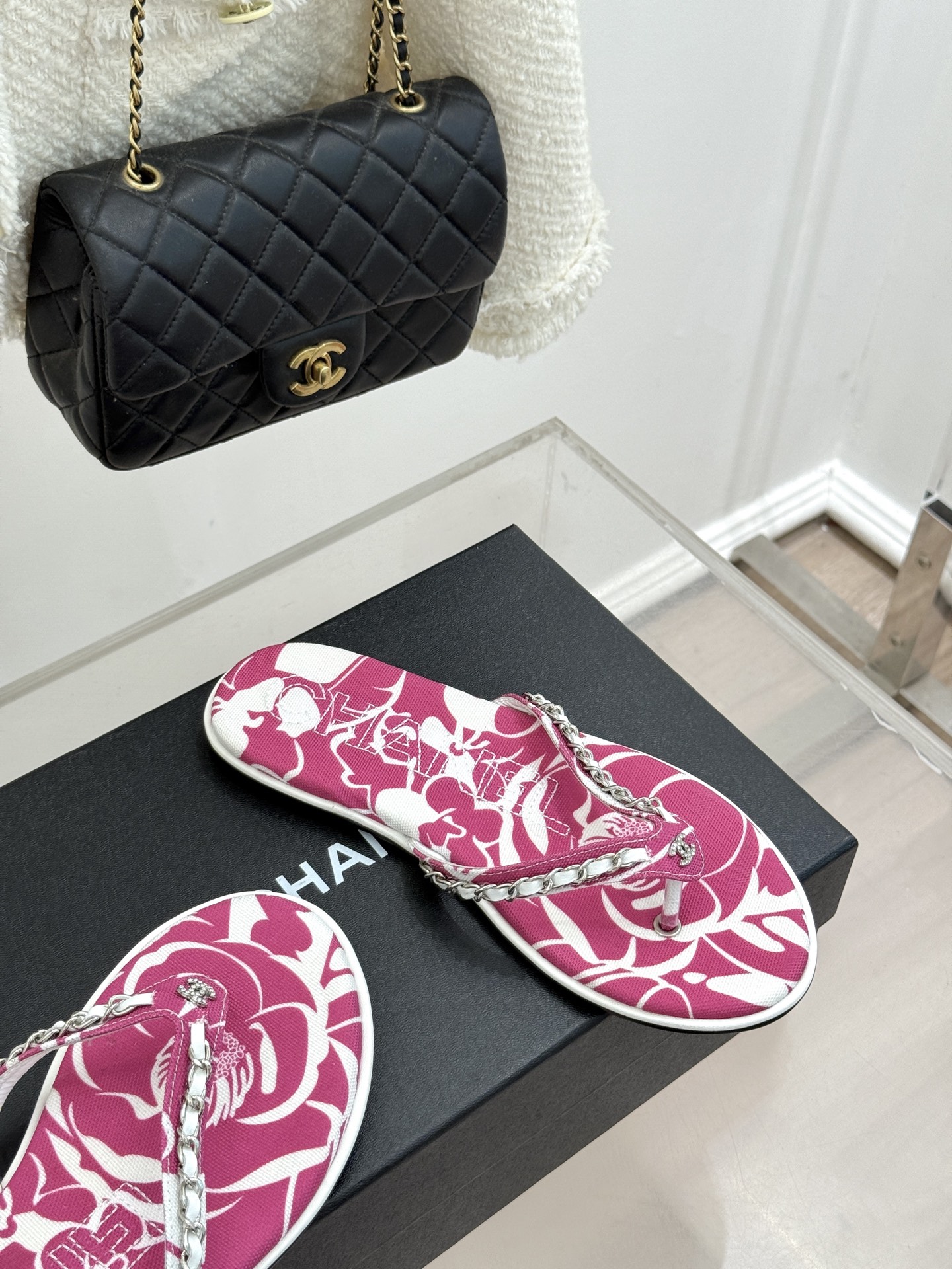 CHANE* |小香26B新品双C 印花链条夹脚平底人字拖鞋 金属链条缀出精致感 满印双C复刻经典 平底步履轻盈自在 夹 CHANE* |小香26B新品双C 印花链条夹脚平底人字拖鞋 金属链条缀出精致感 满印双C复刻经典 平底步履轻盈自在 夹