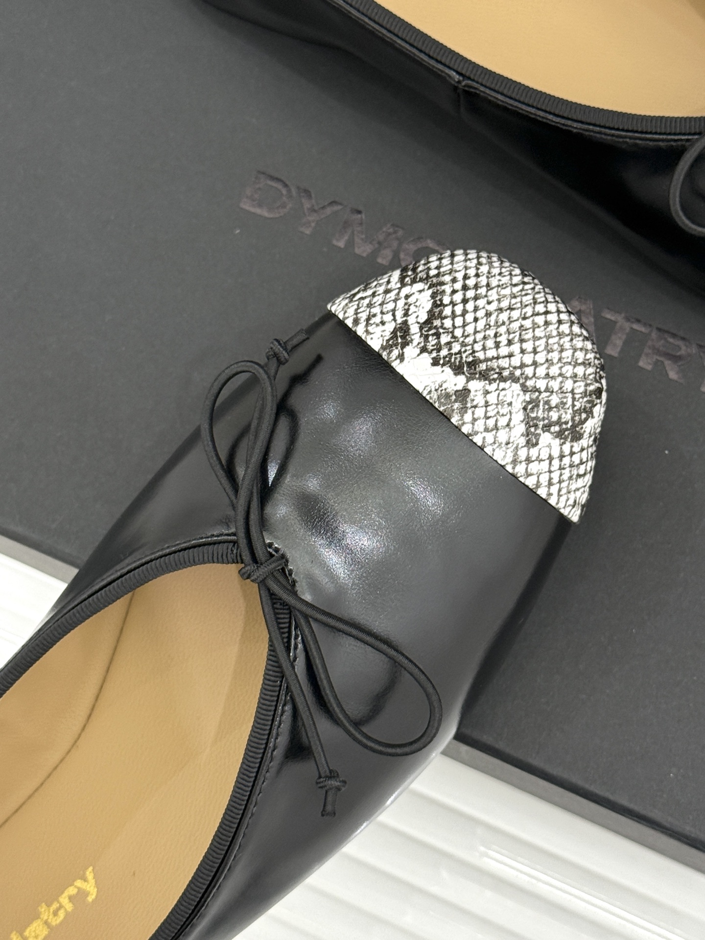 DYMONLATRY26WF新品拼色 蝴蝶结平底芭蕾舞鞋单鞋 先锋暗黑美学揉进柔婉鞋型 撞色拼接勾勒层次质感 蝴蝶结缀出 DYMONLATRY26WF新品拼色 蝴蝶结平底芭蕾舞鞋单鞋 先锋暗黑美学揉进柔婉鞋型 撞色拼接勾勒层次质感 蝴蝶结缀出