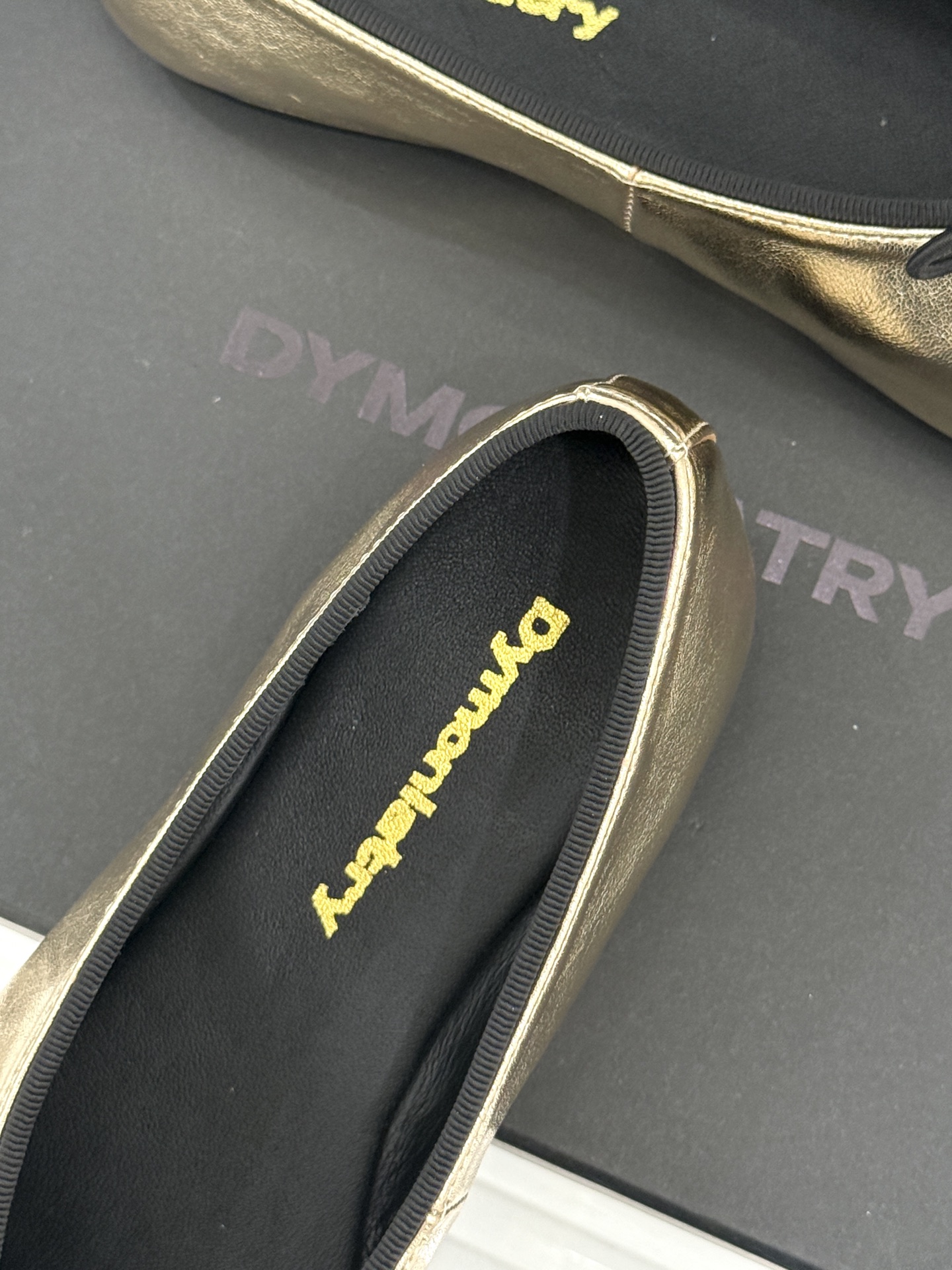 DYMONLATRY26WF新品拼色 蝴蝶结平底芭蕾舞鞋单鞋 先锋暗黑美学揉进柔婉鞋型 撞色拼接勾勒层次质感 蝴蝶结缀出 DYMONLATRY26WF新品拼色 蝴蝶结平底芭蕾舞鞋单鞋 先锋暗黑美学揉进柔婉鞋型 撞色拼接勾勒层次质感 蝴蝶结缀出