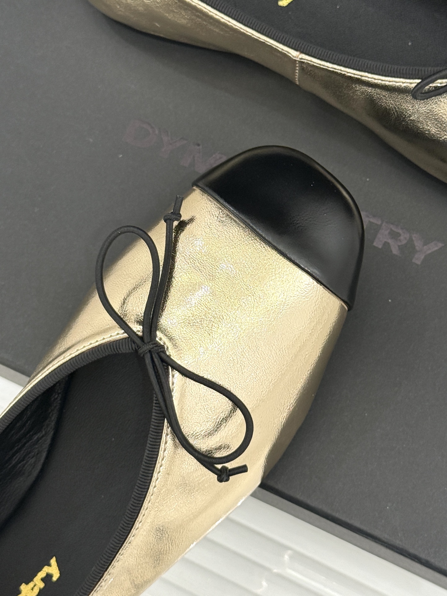 DYMONLATRY26WF新品拼色 蝴蝶结平底芭蕾舞鞋单鞋 先锋暗黑美学揉进柔婉鞋型 撞色拼接勾勒层次质感 蝴蝶结缀出 DYMONLATRY26WF新品拼色 蝴蝶结平底芭蕾舞鞋单鞋 先锋暗黑美学揉进柔婉鞋型 撞色拼接勾勒层次质感 蝴蝶结缀出