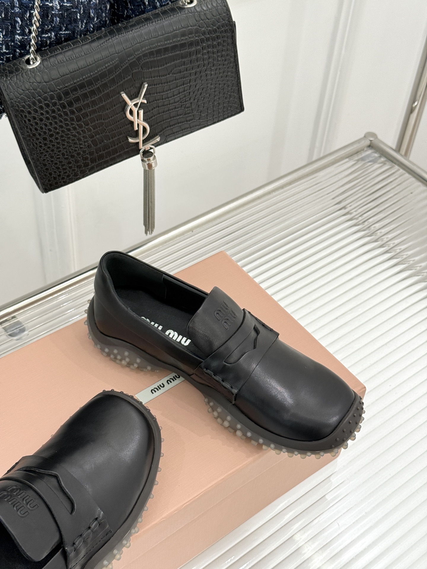 Miu Miu/缪缪26WF新品 复古增高休闲运动乐福鞋 秋冬衣橱万能百搭款 复古腔调直接拉满 做旧小牛皮触感细腻 金币 Miu Miu/缪缪26WF新品 复古增高休闲运动乐福鞋 秋冬衣橱万能百搭款 复古腔调直接拉满 做旧小牛皮触感细腻 金币