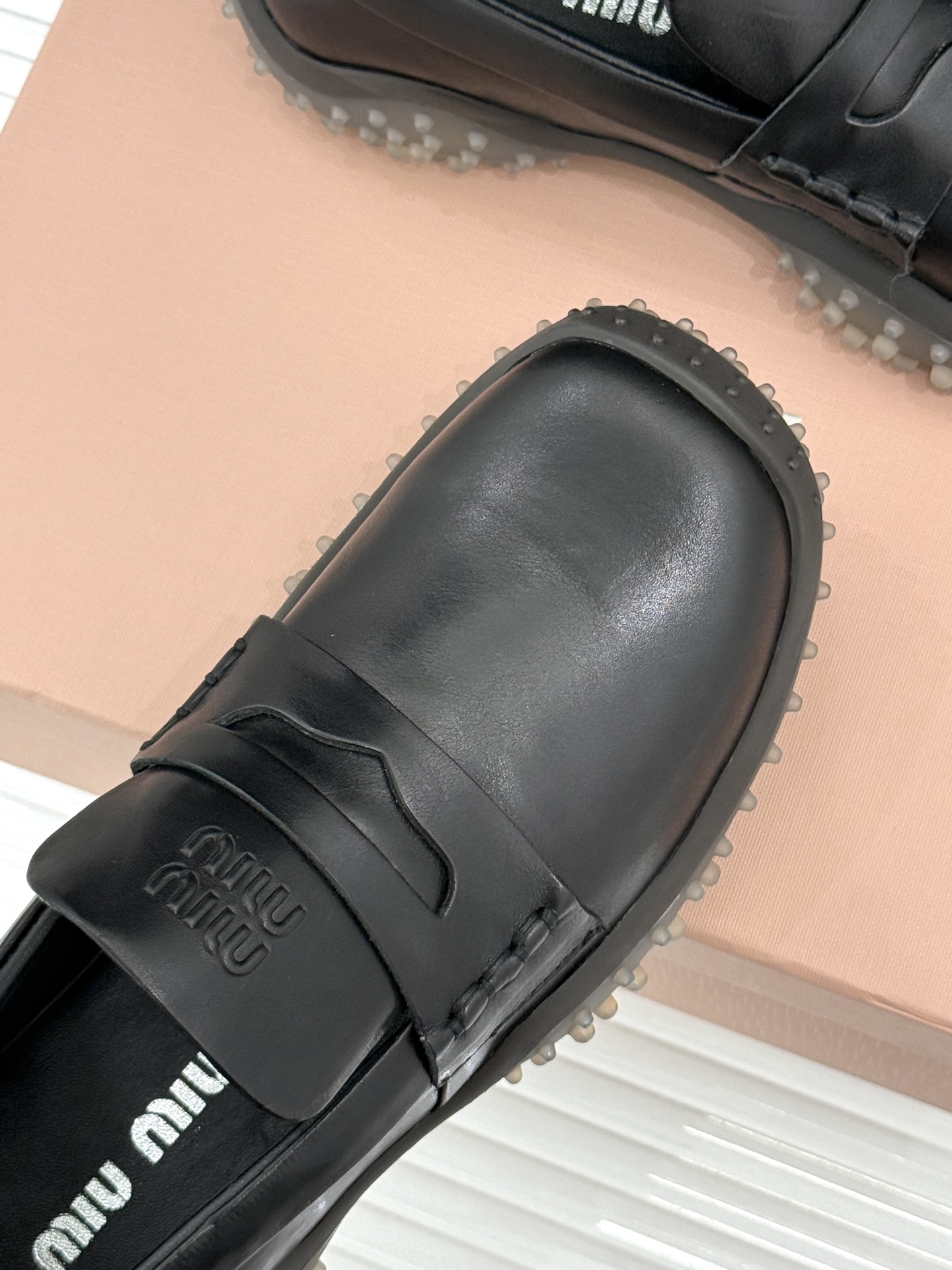 Miu Miu/缪缪26WF新品 复古增高休闲运动乐福鞋 秋冬衣橱万能百搭款 复古腔调直接拉满 做旧小牛皮触感细腻 金币 Miu Miu/缪缪26WF新品 复古增高休闲运动乐福鞋 秋冬衣橱万能百搭款 复古腔调直接拉满 做旧小牛皮触感细腻 金币