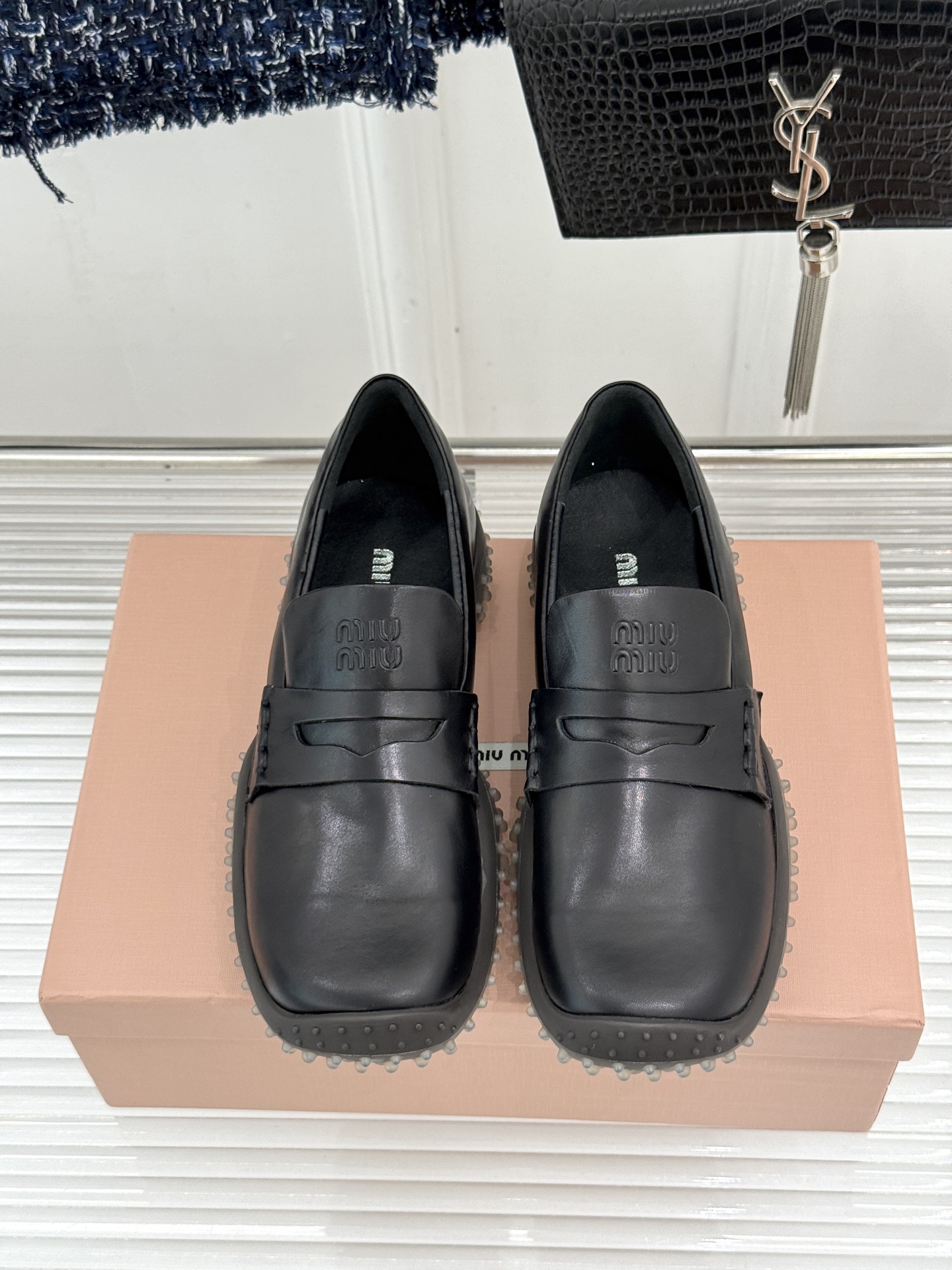 Miu Miu/缪缪26WF新品 复古增高休闲运动乐福鞋 秋冬衣橱万能百搭款 复古腔调直接拉满 做旧小牛皮触感细腻 金币 Miu Miu/缪缪26WF新品 复古增高休闲运动乐福鞋 秋冬衣橱万能百搭款 复古腔调直接拉满 做旧小牛皮触感细腻 金币