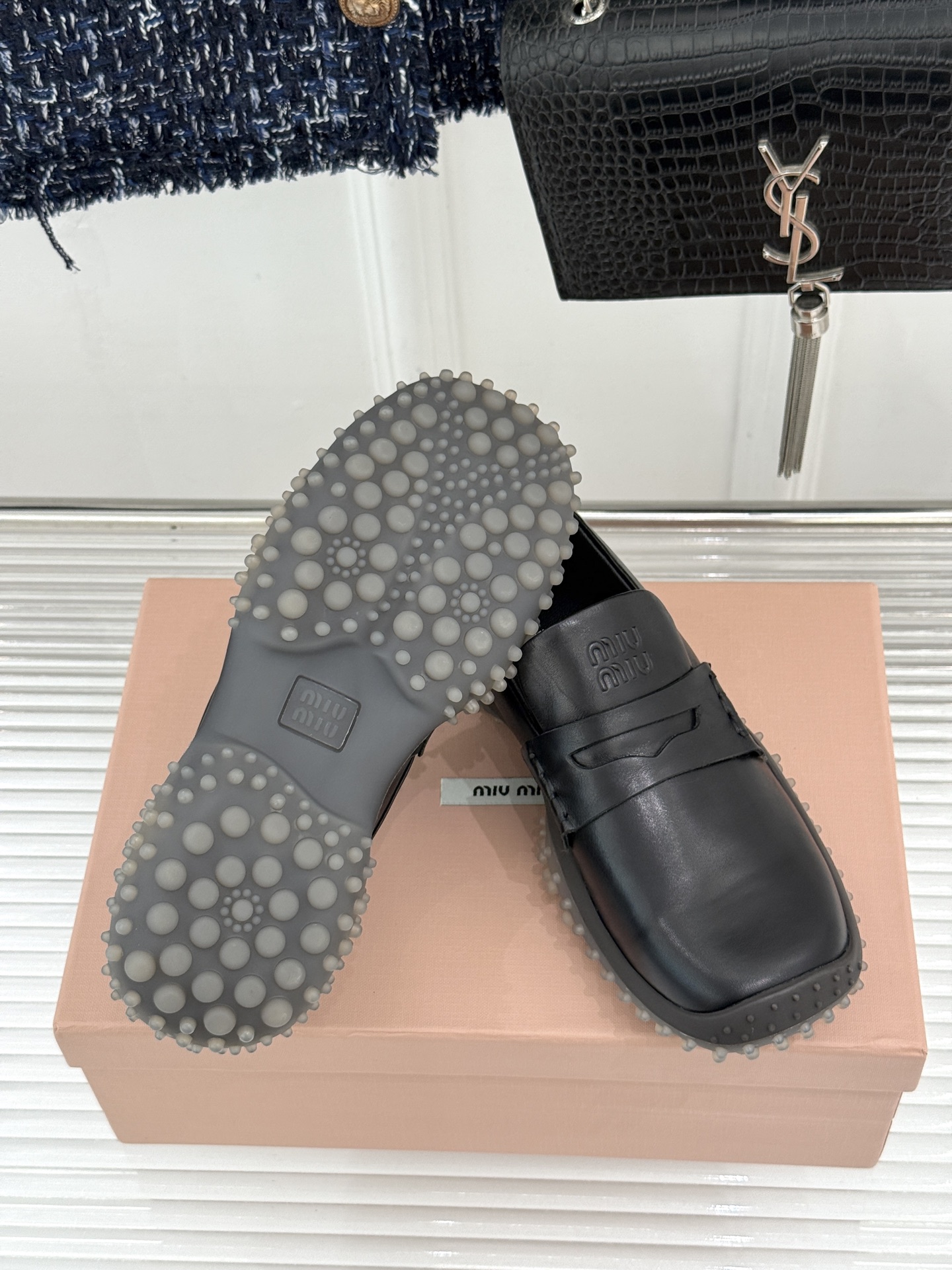 Miu Miu/缪缪26WF新品 复古增高休闲运动乐福鞋 秋冬衣橱万能百搭款 复古腔调直接拉满 做旧小牛皮触感细腻 金币 Miu Miu/缪缪26WF新品 复古增高休闲运动乐福鞋 秋冬衣橱万能百搭款 复古腔调直接拉满 做旧小牛皮触感细腻 金币
