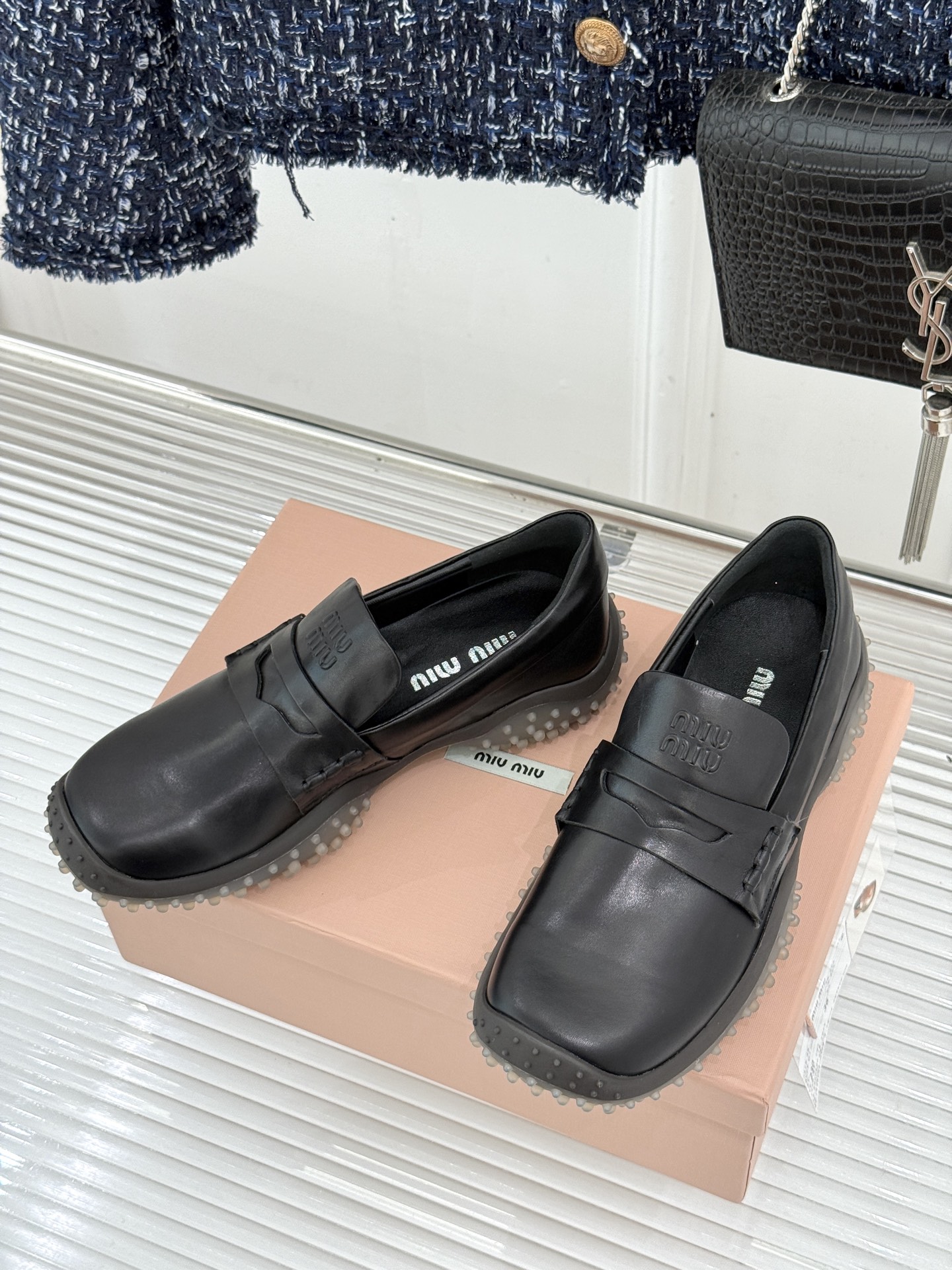 Miu Miu/缪缪26WF新品 复古增高休闲运动乐福鞋 秋冬衣橱万能百搭款 复古腔调直接拉满 做旧小牛皮触感细腻 金币 Miu Miu/缪缪26WF新品 复古增高休闲运动乐福鞋 秋冬衣橱万能百搭款 复古腔调直接拉满 做旧小牛皮触感细腻 金币