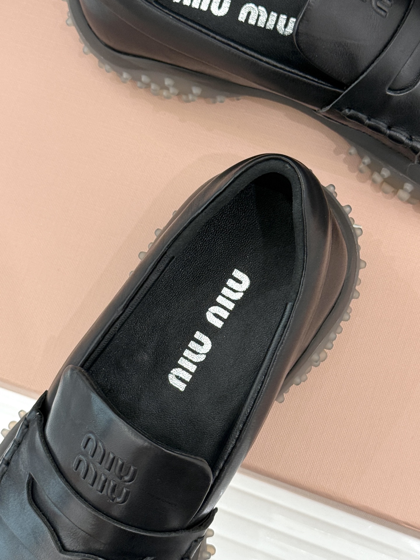 Miu Miu/缪缪26WF新品 复古增高休闲运动乐福鞋 秋冬衣橱万能百搭款 复古腔调直接拉满 做旧小牛皮触感细腻 金币 Miu Miu/缪缪26WF新品 复古增高休闲运动乐福鞋 秋冬衣橱万能百搭款 复古腔调直接拉满 做旧小牛皮触感细腻 金币