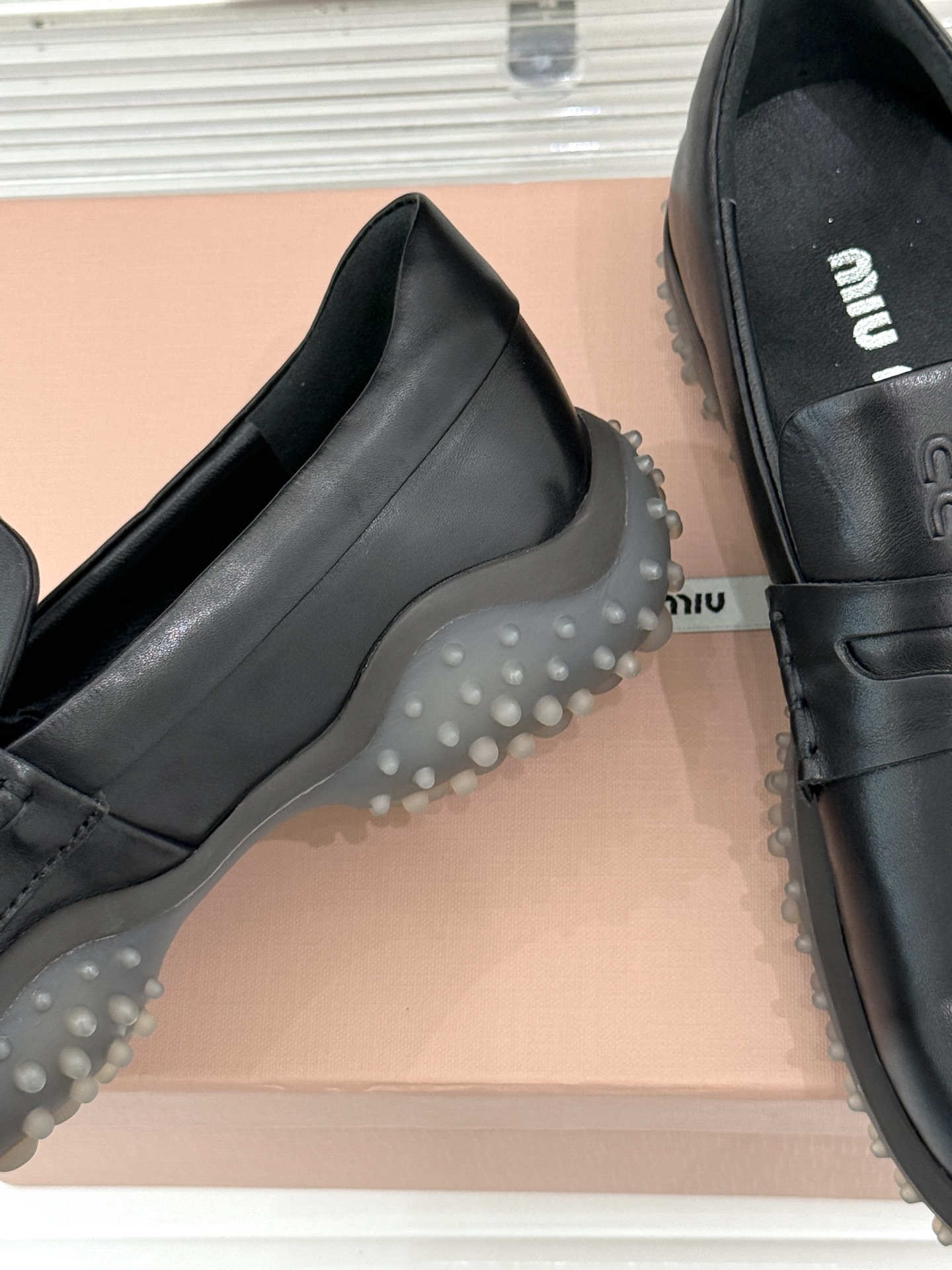 Miu Miu/缪缪26WF新品 复古增高休闲运动乐福鞋 秋冬衣橱万能百搭款 复古腔调直接拉满 做旧小牛皮触感细腻 金币 Miu Miu/缪缪26WF新品 复古增高休闲运动乐福鞋 秋冬衣橱万能百搭款 复古腔调直接拉满 做旧小牛皮触感细腻 金币