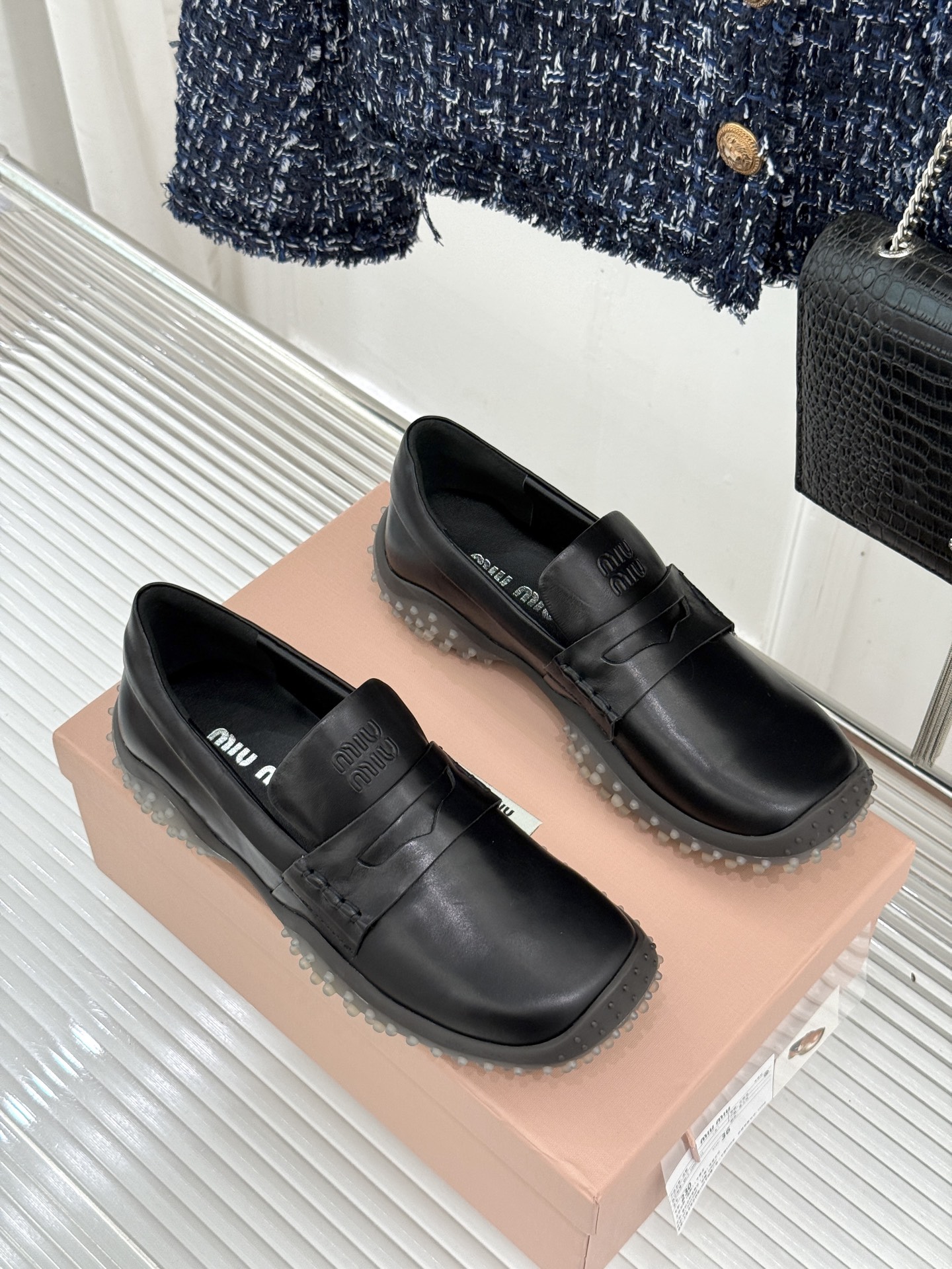 Miu Miu/缪缪26WF新品 复古增高休闲运动乐福鞋 秋冬衣橱万能百搭款 复古腔调直接拉满 做旧小牛皮触感细腻 金币 Miu Miu/缪缪26WF新品 复古增高休闲运动乐福鞋 秋冬衣橱万能百搭款 复古腔调直接拉满 做旧小牛皮触感细腻 金币