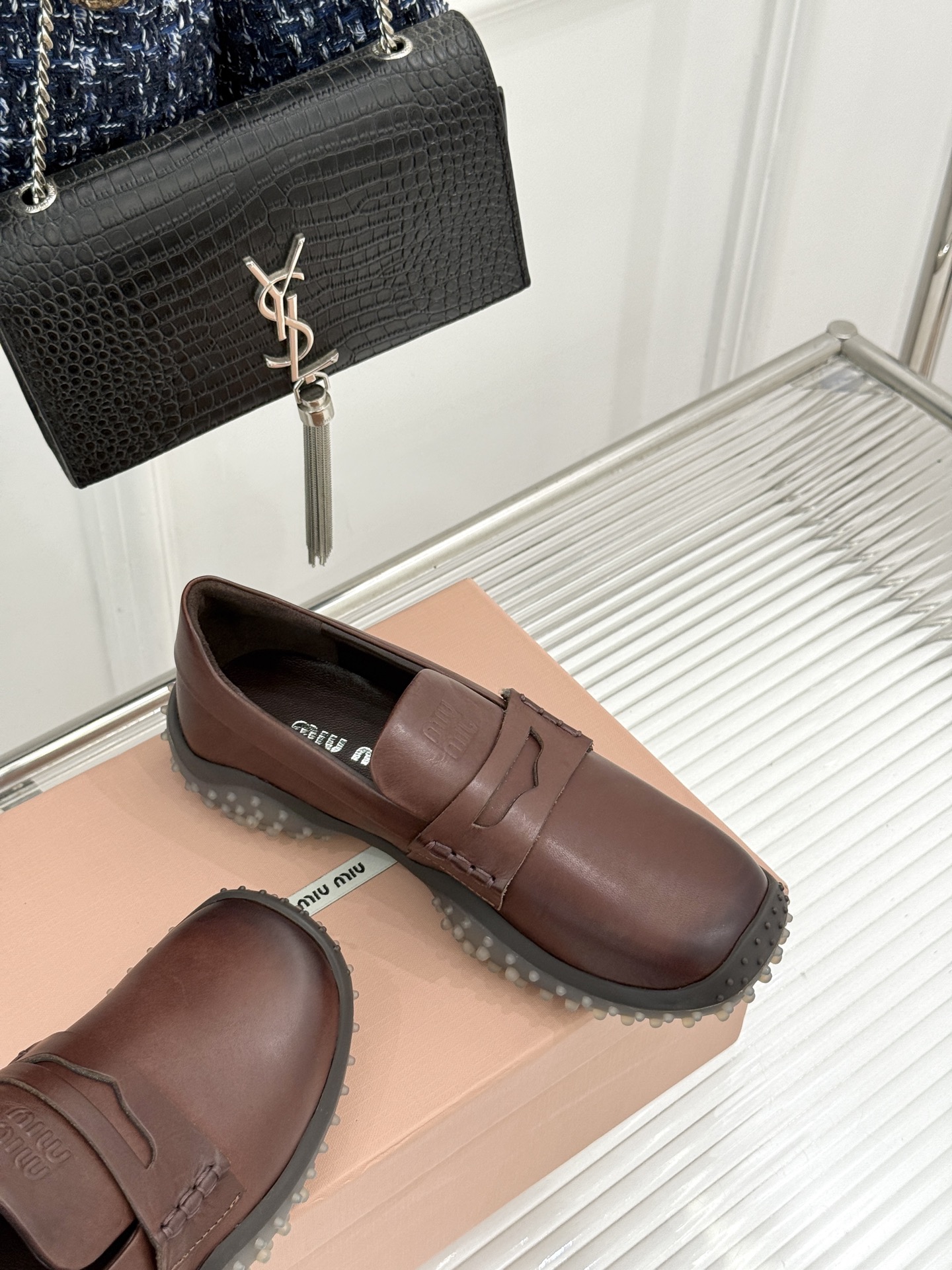 Miu Miu/缪缪26WF新品 复古增高休闲运动乐福鞋 秋冬衣橱万能百搭款 复古腔调直接拉满 做旧小牛皮触感细腻 金币 Miu Miu/缪缪26WF新品 复古增高休闲运动乐福鞋 秋冬衣橱万能百搭款 复古腔调直接拉满 做旧小牛皮触感细腻 金币