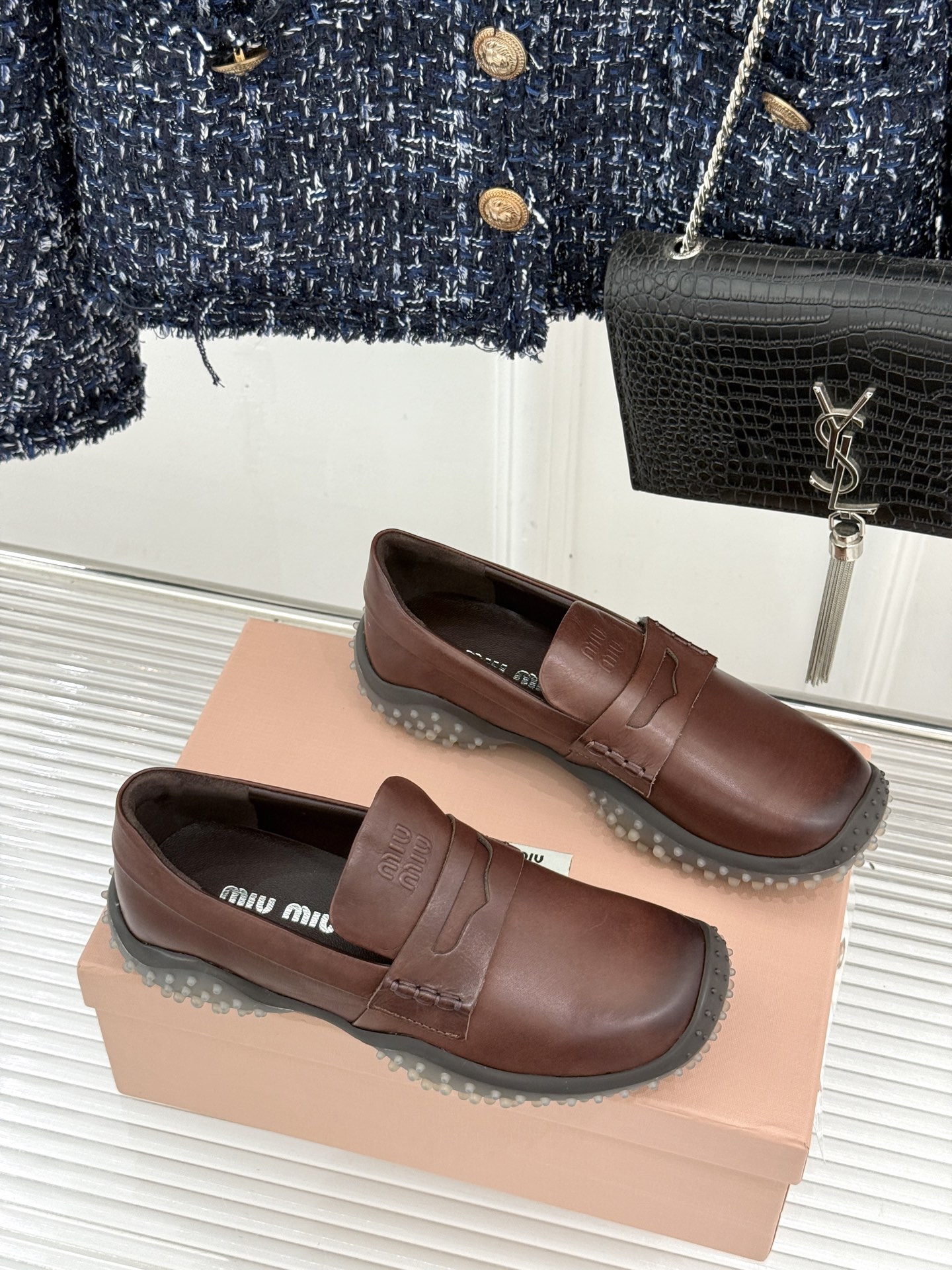 Miu Miu/缪缪26WF新品 复古增高休闲运动乐福鞋 秋冬衣橱万能百搭款 复古腔调直接拉满 做旧小牛皮触感细腻 金币 Miu Miu/缪缪26WF新品 复古增高休闲运动乐福鞋 秋冬衣橱万能百搭款 复古腔调直接拉满 做旧小牛皮触感细腻 金币