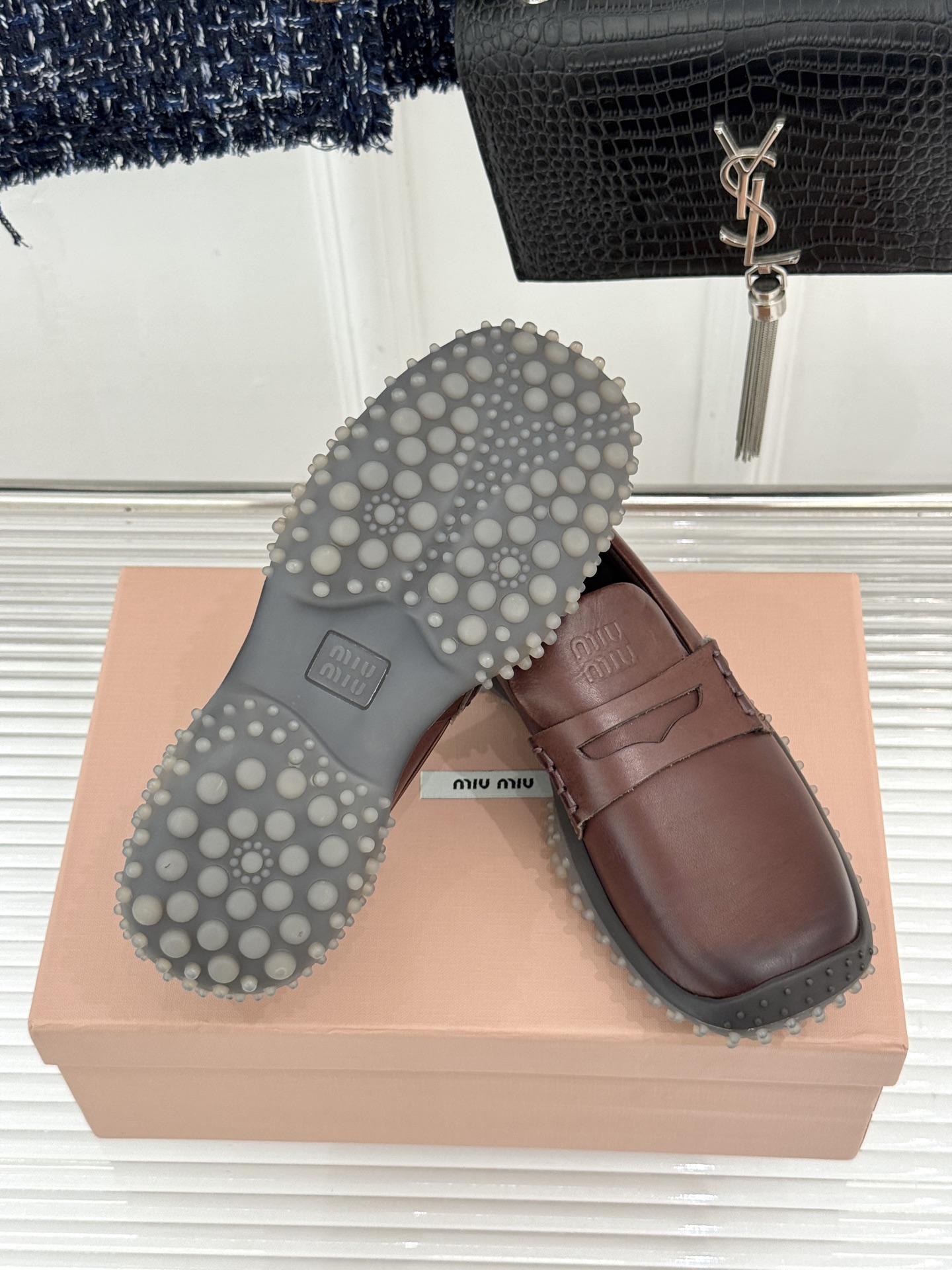 Miu Miu/缪缪26WF新品 复古增高休闲运动乐福鞋 秋冬衣橱万能百搭款 复古腔调直接拉满 做旧小牛皮触感细腻 金币 Miu Miu/缪缪26WF新品 复古增高休闲运动乐福鞋 秋冬衣橱万能百搭款 复古腔调直接拉满 做旧小牛皮触感细腻 金币