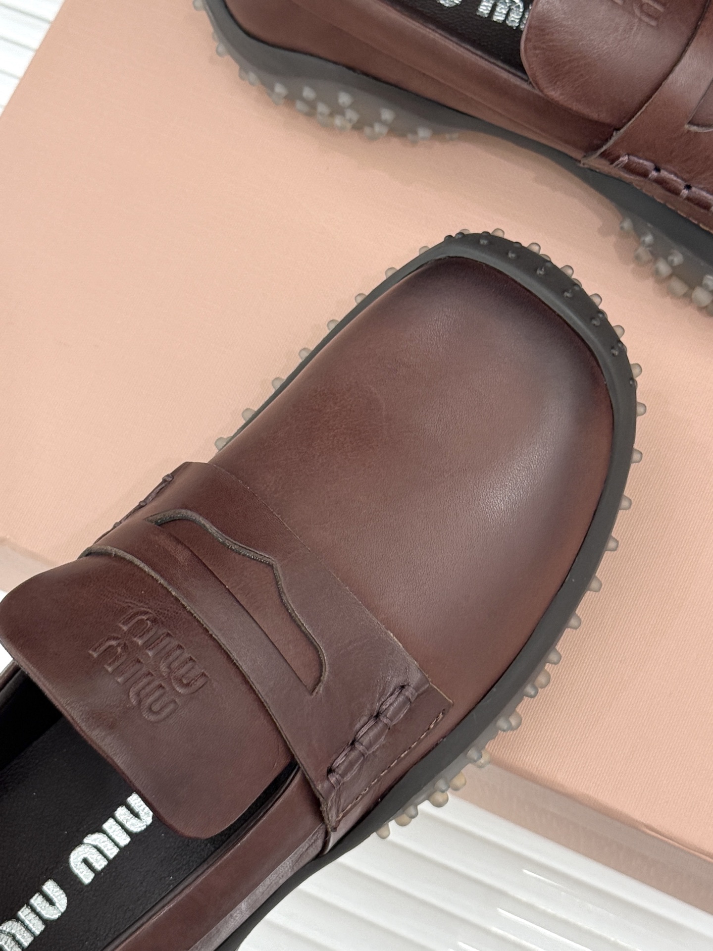 Miu Miu/缪缪26WF新品 复古增高休闲运动乐福鞋 秋冬衣橱万能百搭款 复古腔调直接拉满 做旧小牛皮触感细腻 金币 Miu Miu/缪缪26WF新品 复古增高休闲运动乐福鞋 秋冬衣橱万能百搭款 复古腔调直接拉满 做旧小牛皮触感细腻 金币