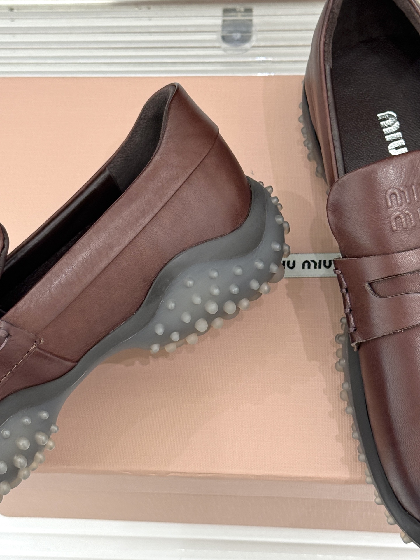Miu Miu/缪缪26WF新品 复古增高休闲运动乐福鞋 秋冬衣橱万能百搭款 复古腔调直接拉满 做旧小牛皮触感细腻 金币 Miu Miu/缪缪26WF新品 复古增高休闲运动乐福鞋 秋冬衣橱万能百搭款 复古腔调直接拉满 做旧小牛皮触感细腻 金币
