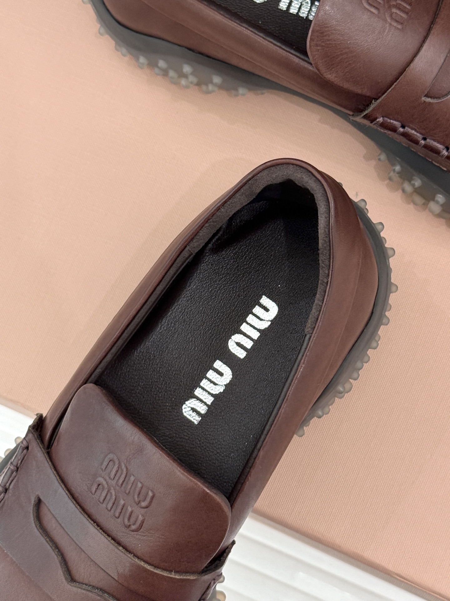 Miu Miu/缪缪26WF新品 复古增高休闲运动乐福鞋 秋冬衣橱万能百搭款 复古腔调直接拉满 做旧小牛皮触感细腻 金币 Miu Miu/缪缪26WF新品 复古增高休闲运动乐福鞋 秋冬衣橱万能百搭款 复古腔调直接拉满 做旧小牛皮触感细腻 金币