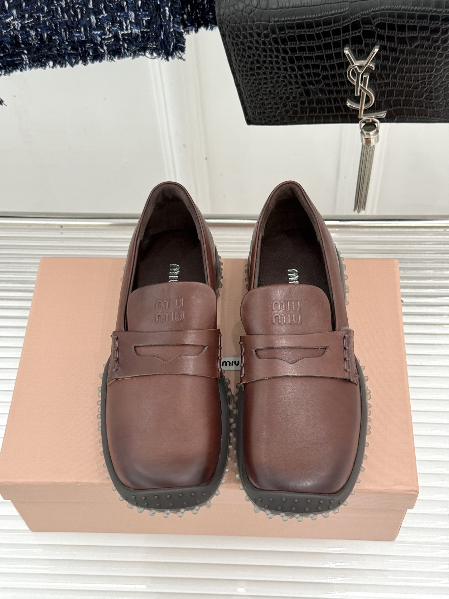 Miu Miu/缪缪26WF新品 复古增高休闲运动乐福鞋 秋冬衣橱万能百搭款 复古腔调直接拉满 做旧小牛皮触感细腻 金币 Miu Miu/缪缪26WF新品 复古增高休闲运动乐福鞋 秋冬衣橱万能百搭款 复古腔调直接拉满 做旧小牛皮触感细腻 金币