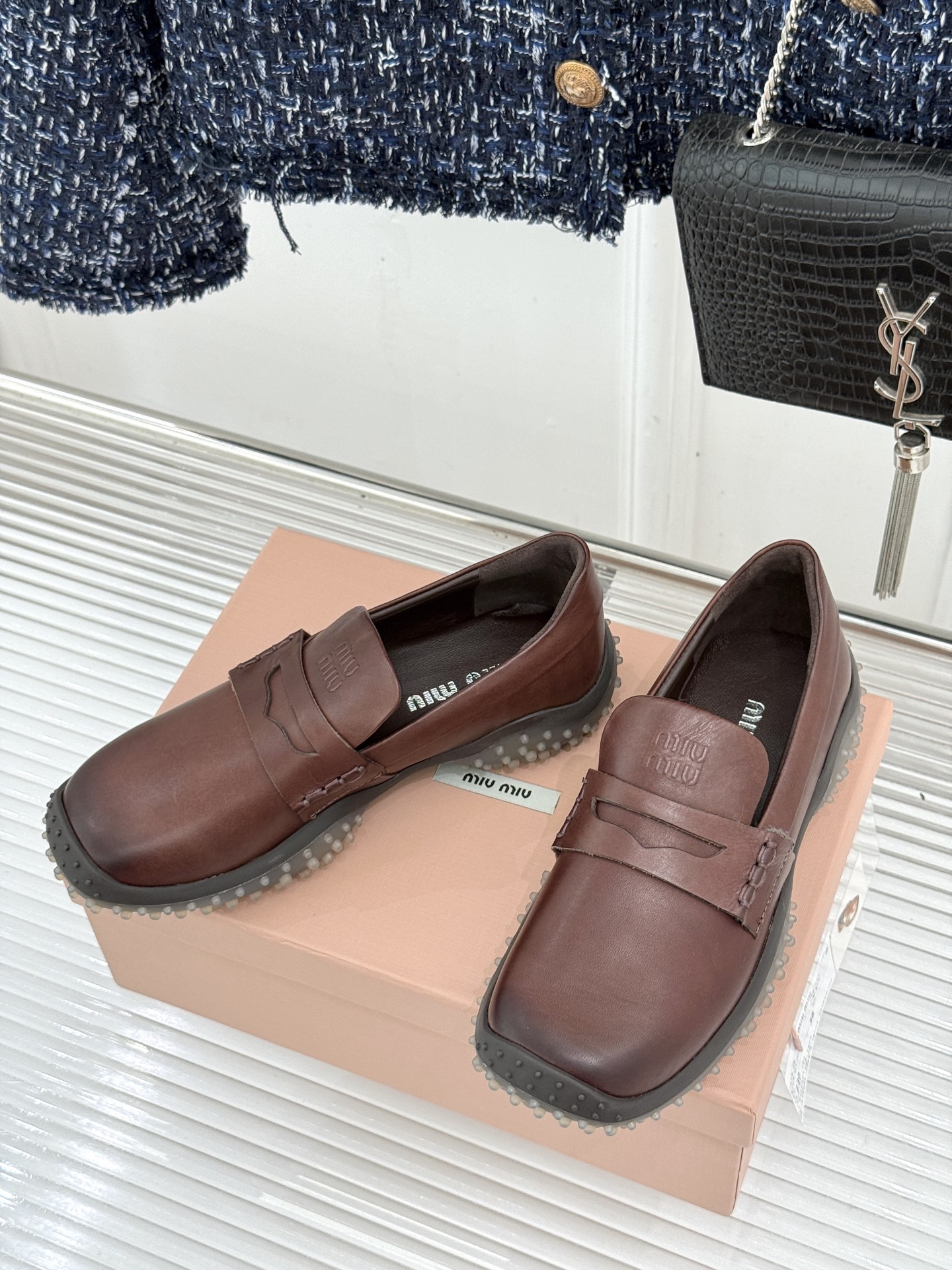 Miu Miu/缪缪26WF新品 复古增高休闲运动乐福鞋 秋冬衣橱万能百搭款 复古腔调直接拉满 做旧小牛皮触感细腻 金币 Miu Miu/缪缪26WF新品 复古增高休闲运动乐福鞋 秋冬衣橱万能百搭款 复古腔调直接拉满 做旧小牛皮触感细腻 金币