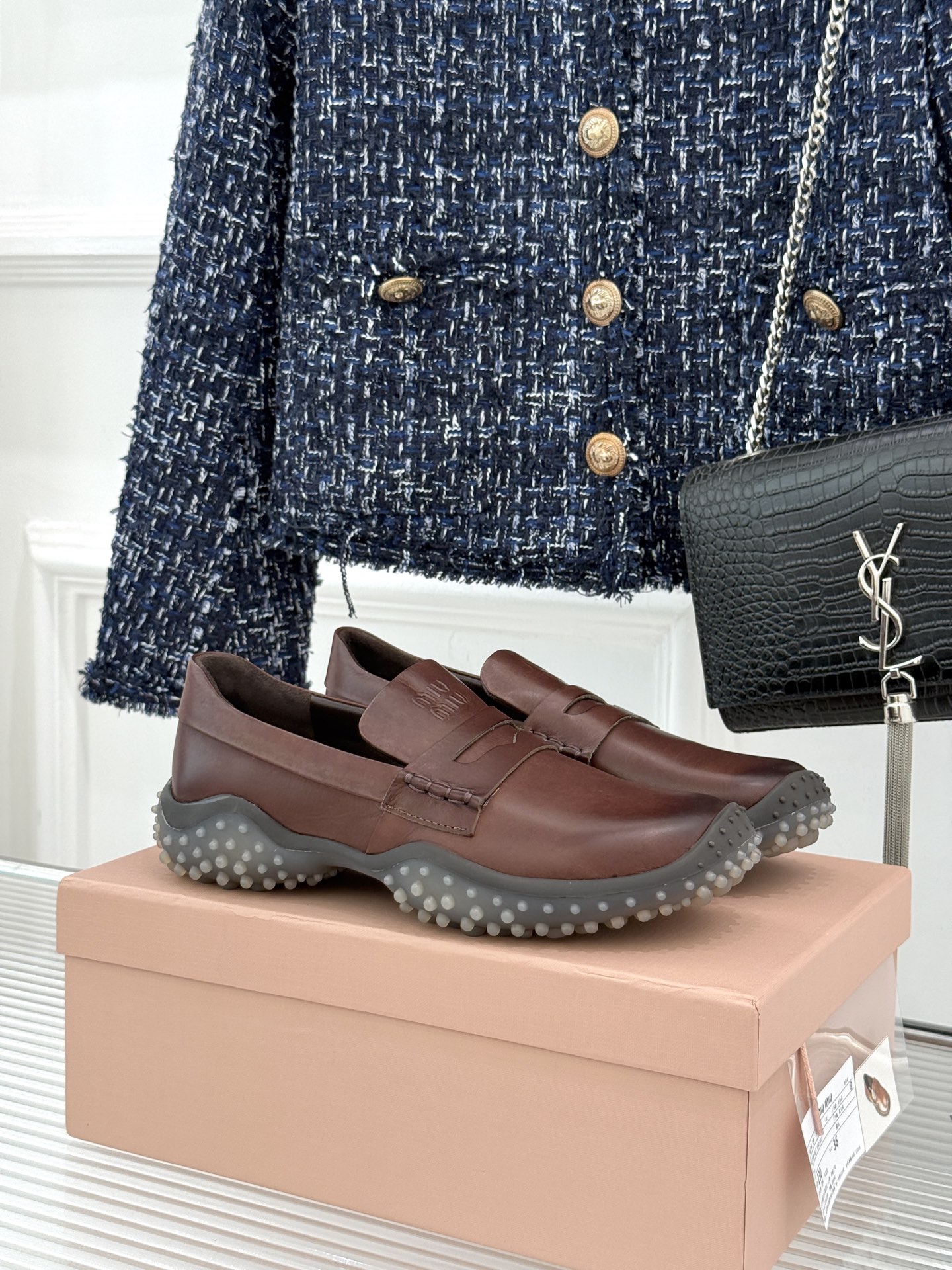 NO:930380,Miu Miu/Miu Miu 26WF new product, retro heightening casual sports loafers, a versatile style for autumn and winter wardrobes. The retro accents are straight forward. The distressed calfskin has a delicate touch. The gold coin buckle has a retro atmosphere. Thick soles quietly increase the proportion. Small sisters rush with eyes closed. The sweet and cool college style is easy to handle. The leather lining is skin-friendly and comfortable. The rubber thick soles are not tiring when walking around. Paired with a pleated skirt, you can become a sweet girl in seconds. Paired with a suit, it is cool and smart.  The upper part of the foot makes the feet slim and delicate. It has an effortless noble atmosphere. It is the first choice for entry-level luxury brand loafers. It is suitable for daily commuting and dating. Every step has its own sweet and cool feeling. It is easy to unlock a variety of outfits. It is a pair of online shoes that look good and feel good!  The fabric is made of original customized leather. The inner lining is made of sheepskin. The original molded custom anti-slip outsole size35-39 (customized 40/41) No. 25420260716, loafers, miumiu, loafers, skirts, business suit, cowhide, sheepskin19860909Miu Miu/缪缪26WF新品 复古增高休闲运动乐福鞋 秋冬衣橱万能百搭款 复古腔调直接拉满 做旧小牛皮触感细腻 金币饰扣复古氛围感 厚底悄悄拉高比例 小个子姐妹闭眼冲 学院甜酷风轻松拿捏 真皮内里亲肤又舒适 橡胶厚底暴走也不累 搭百褶裙秒变甜妹 配西装飒爽又干练 上脚显脚瘦又秀气 不费力的贵气氛围感 奢牌乐福鞋入门首选 日常通勤约会都适配 每一步都自带甜酷感 轻松解锁多种穿搭 颜值脚感双在线神鞋！ 面料采用原版定制皮料 内里踮脚均为羊皮 原版开模定制防滑大底 size35-39（40/41定制） 编号25420260716,乐福鞋,miumiu,loafers,skirts,business suit,cowhide,sheepskin,Women's Shoes