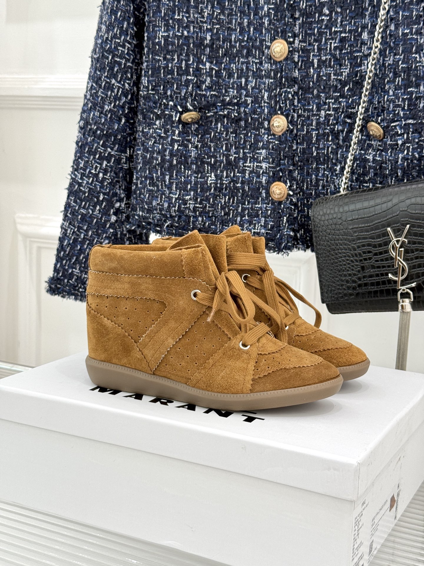NO:930440,ISABEL MARANT/Isabel 26WF new product retro inner height increase high top sports casual Martin boots short boots Autumn and winter shoe cabinet treasure short boots The upper foot unlocks the 37-7 ratio French style lazy temperament Retro inner height increase autumn and winter new work suede cowhide texture is delicate and advanced Invisible increase shows leg length High-top version modifies the ankle line full French retro atmosphere Genuine leather lining is super skin-friendly Rubber outsole is non-slip and easy to walk without getting tired  Easily suitable for commuting and going out on the street. Pair with a windbreaker and denim for a full vibe. You can walk all day without tiring your feet. Perfect for autumn and winter high-end wear. Bringing a relaxed aura when walking. A niche style that does not conflict with the high-end sense. The top of the foot is small and delicate. Versatile for all kinds of autumn and winter styles. You can control coolness and gentleness. You will never step into trouble if you close your eyes!  The fabric is made of original customized leather. The inner lining is made of sheepskin. The original molded custom anti-slip outsole size35-39 (customized 40/41) No. 25420260716, boots, boots, cowhide, sheepskin19860909ISABEL MARANT/伊莎贝尔26WF新品 复古内增高高帮运动休闲马丁靴短靴 秋冬鞋柜宝藏短靴 上脚解锁三七分比例 法式慵懒气质拉满 复古内增高秋冬新作 反绒牛皮质感细腻高级 隐形增高显腿长 高帮版型修饰脚踝线条 法式复古氛围拉满 真皮内里超亲肤 橡胶大底防滑好走不累 通勤出街轻松适配 搭风衣牛仔氛围感拉满 暴走整日也不累脚 拿捏秋冬高阶穿搭 步履间自带松弛气场 小众不撞款高级感拉满 上脚显脚小又秀气 百搭各式秋冬造型 酷飒温柔都能驾驭 闭眼入绝不踩雷！ 面料采用原版定制皮料 内里踮脚均为羊皮 原版开模定制防滑大底 size35-39（40/41定制） 编号25420260716,靴子,boots,cowhide,sheepskin,Women's Shoes