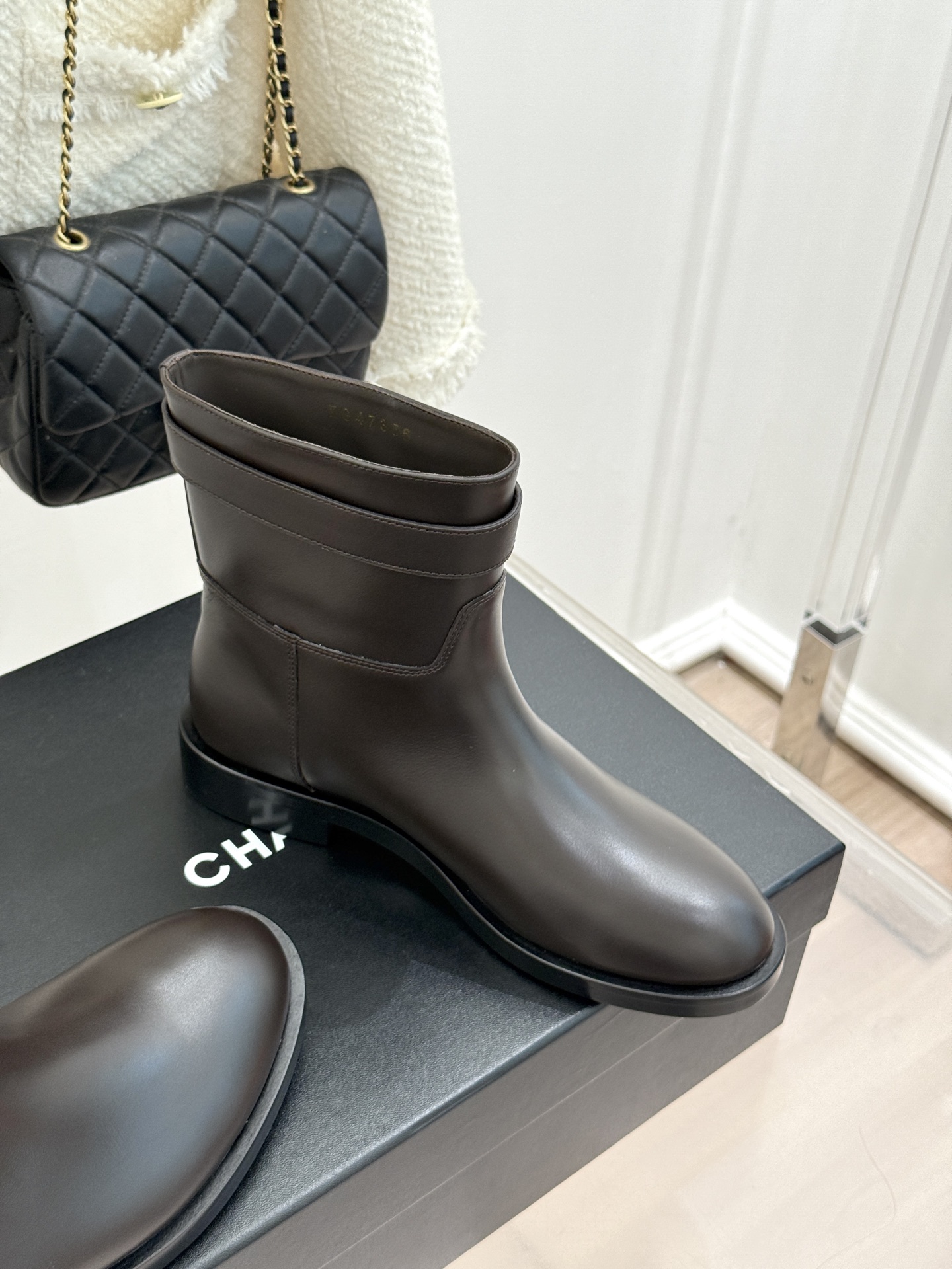CHANE*|小香26B新品双C 金属皮带扣骑士靴短靴 双C金属皮带扣点睛 牛皮靴身细腻有光泽 上脚秒变直腿精 酷飒糅合 CHANE*|小香26B新品双C 金属皮带扣骑士靴短靴 双C金属皮带扣点睛 牛皮靴身细腻有光泽 上脚秒变直腿精 酷飒糅合