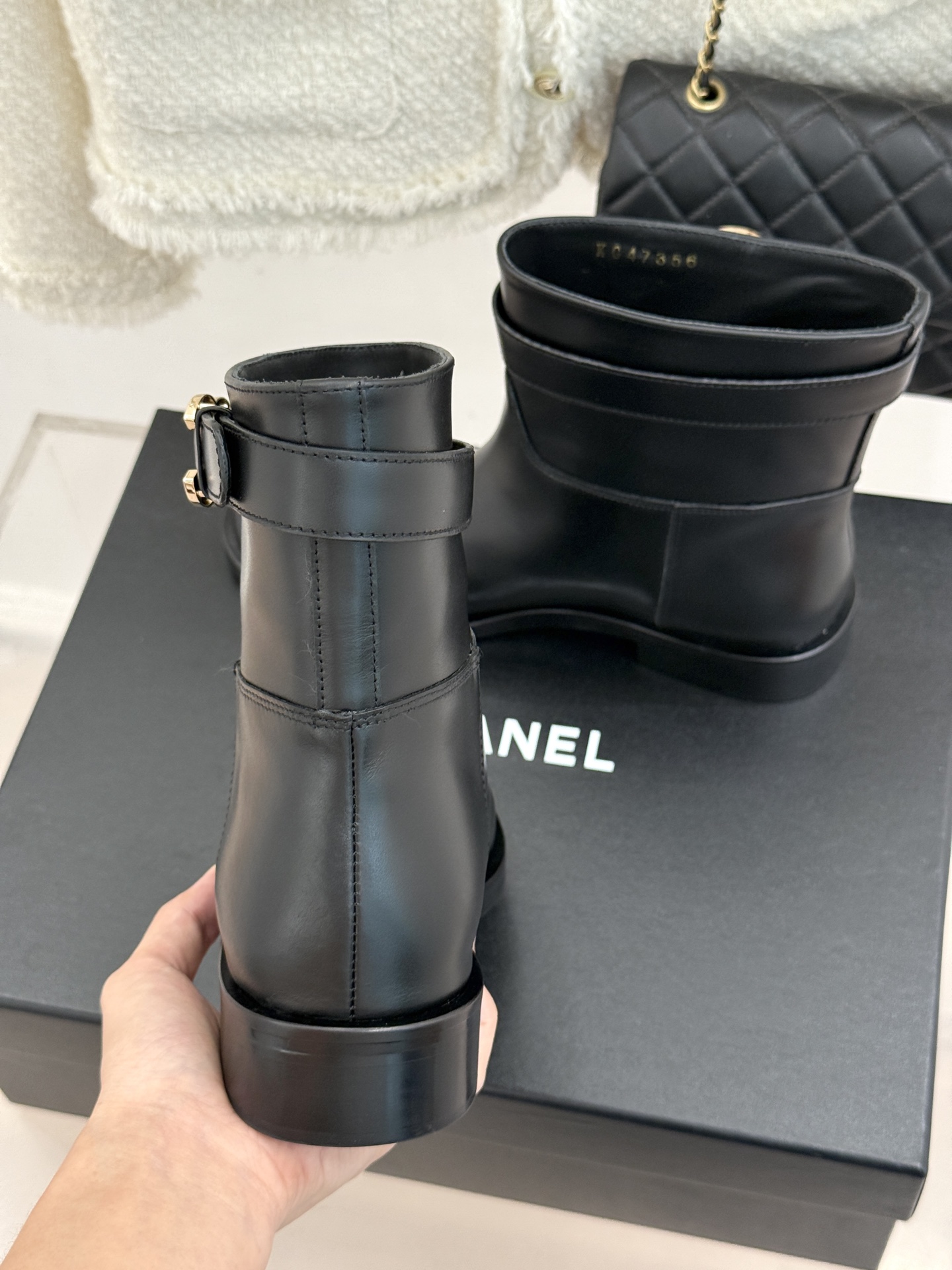 CHANE*|小香26B新品双C 金属皮带扣骑士靴短靴 双C金属皮带扣点睛 牛皮靴身细腻有光泽 上脚秒变直腿精 酷飒糅合 CHANE*|小香26B新品双C 金属皮带扣骑士靴短靴 双C金属皮带扣点睛 牛皮靴身细腻有光泽 上脚秒变直腿精 酷飒糅合