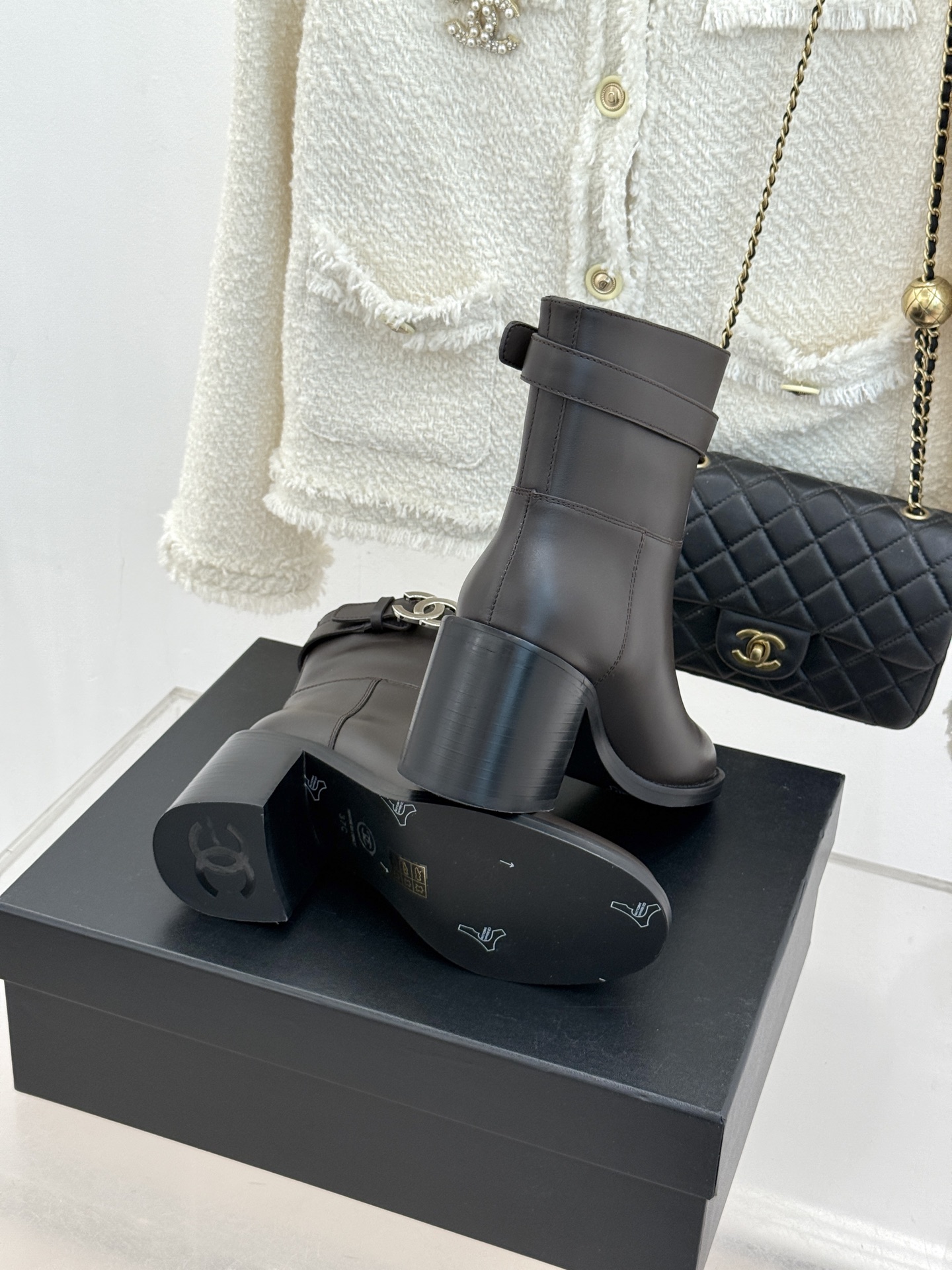 CHANE*|小香26B新品双C 金属皮带扣骑士靴短靴 双C金属皮带扣点睛 牛皮靴身细腻有光泽 上脚秒变直腿精 酷飒糅合 CHANE*|小香26B新品双C 金属皮带扣骑士靴短靴 双C金属皮带扣点睛 牛皮靴身细腻有光泽 上脚秒变直腿精 酷飒糅合