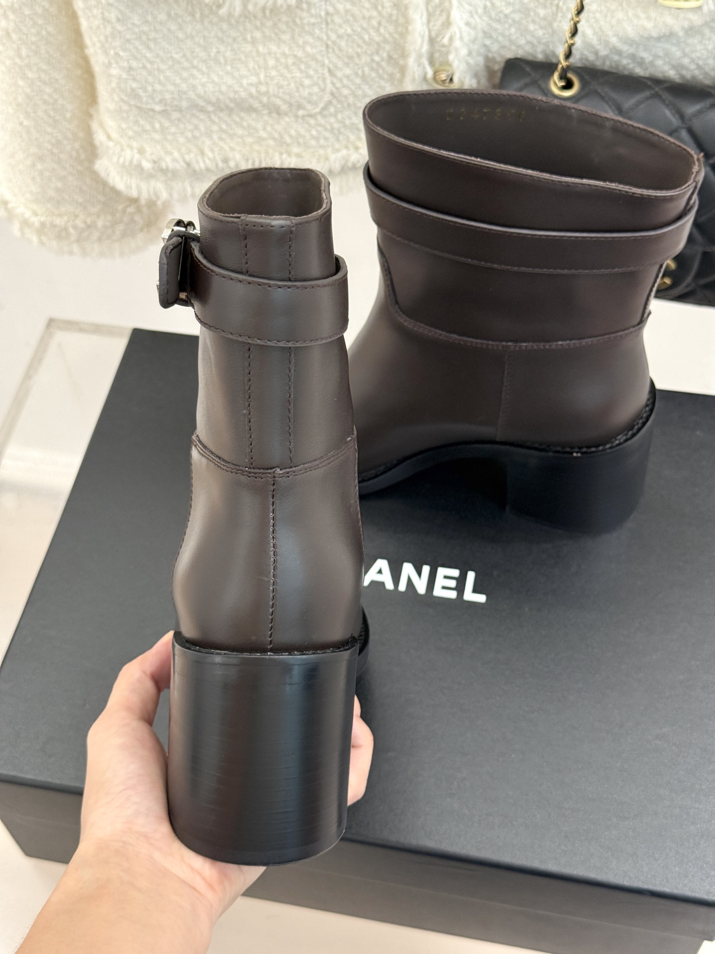 CHANE*|小香26B新品双C 金属皮带扣骑士靴短靴 双C金属皮带扣点睛 牛皮靴身细腻有光泽 上脚秒变直腿精 酷飒糅合 CHANE*|小香26B新品双C 金属皮带扣骑士靴短靴 双C金属皮带扣点睛 牛皮靴身细腻有光泽 上脚秒变直腿精 酷飒糅合