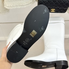 CHANE*|小香26B新品双C 金属皮带扣骑士靴短靴 双C金属皮带扣点睛 牛皮靴身细腻有光泽 上脚秒变直腿精 酷飒糅合 CHANE*|小香26B新品双C 金属皮带扣骑士靴短靴 双C金属皮带扣点睛 牛皮靴身细腻有光泽 上脚秒变直腿精 酷飒糅合
