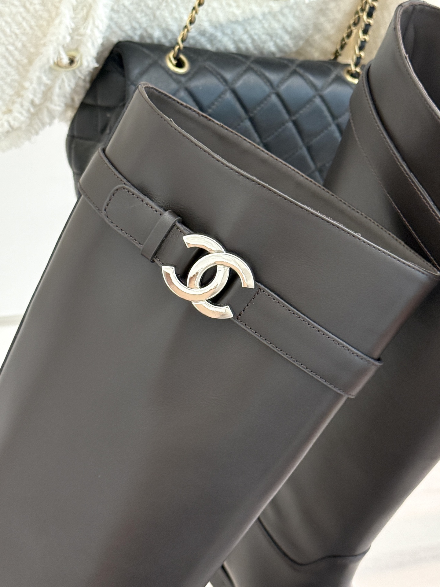 CHANE*|小香26B新品双C 金属皮带扣骑士靴短靴 双C金属皮带扣点睛 牛皮靴身细腻有光泽 上脚秒变直腿精 酷飒糅合 CHANE*|小香26B新品双C 金属皮带扣骑士靴短靴 双C金属皮带扣点睛 牛皮靴身细腻有光泽 上脚秒变直腿精 酷飒糅合