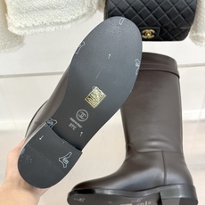 CHANE*|小香26B新品双C 金属皮带扣骑士靴短靴 双C金属皮带扣点睛 牛皮靴身细腻有光泽 上脚秒变直腿精 酷飒糅合 CHANE*|小香26B新品双C 金属皮带扣骑士靴短靴 双C金属皮带扣点睛 牛皮靴身细腻有光泽 上脚秒变直腿精 酷飒糅合