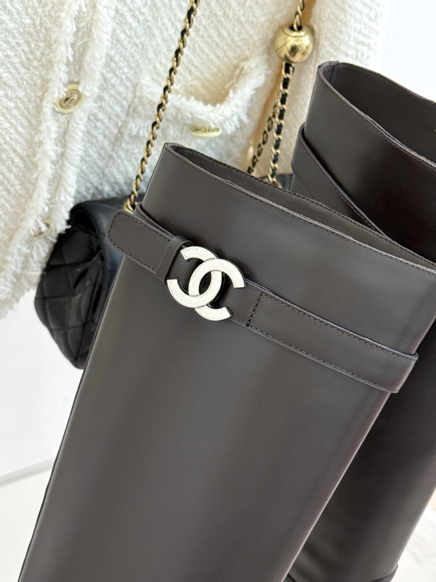CHANE*|小香26B新品双C 金属皮带扣骑士靴短靴 双C金属皮带扣点睛 牛皮靴身细腻有光泽 上脚秒变直腿精 酷飒糅合 CHANE*|小香26B新品双C 金属皮带扣骑士靴短靴 双C金属皮带扣点睛 牛皮靴身细腻有光泽 上脚秒变直腿精 酷飒糅合