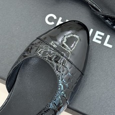 CHANE*|小香经典拼色 鳄鱼纹后空凉鞋 珍稀肌理复刻奢级质感 撞色拼接勾勒复古层次美学 后空剪裁透气衬脚纤细 圆头修 CHANE*|小香经典拼色 鳄鱼纹后空凉鞋 珍稀肌理复刻奢级质感 撞色拼接勾勒复古层次美学 后空剪裁透气衬脚纤细 圆头修