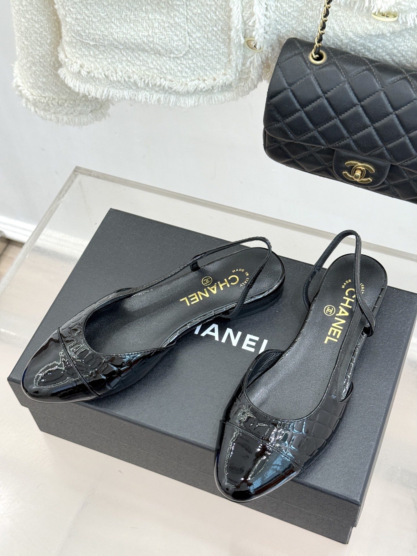 CHANE*|小香经典拼色 鳄鱼纹后空凉鞋 珍稀肌理复刻奢级质感 撞色拼接勾勒复古层次美学 后空剪裁透气衬脚纤细 圆头修 CHANE*|小香经典拼色 鳄鱼纹后空凉鞋 珍稀肌理复刻奢级质感 撞色拼接勾勒复古层次美学 后空剪裁透气衬脚纤细 圆头修