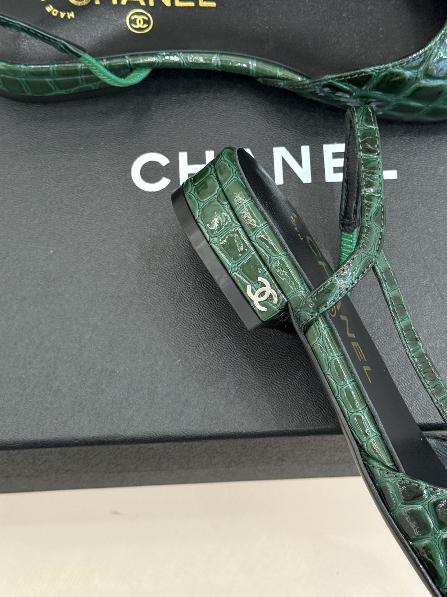 CHANE*｜小香经典拼色 鳄鱼纹后空凉鞋 珍稀肌理复刻奢级质感 撞色拼接勾勒复古层次美学 后空剪裁透气衬脚纤细 圆头修