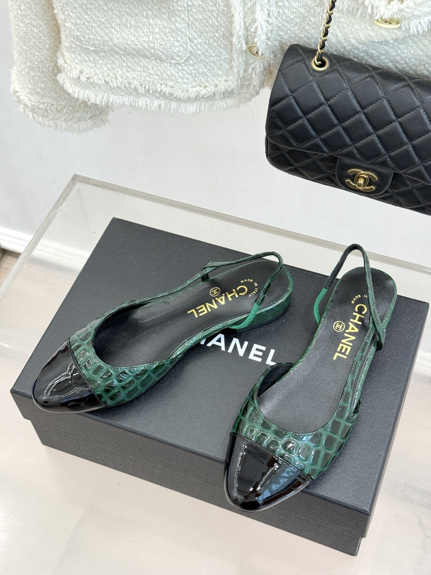 CHANE*｜小香经典拼色 鳄鱼纹后空凉鞋 珍稀肌理复刻奢级质感 撞色拼接勾勒复古层次美学 后空剪裁透气衬脚纤细 圆头修