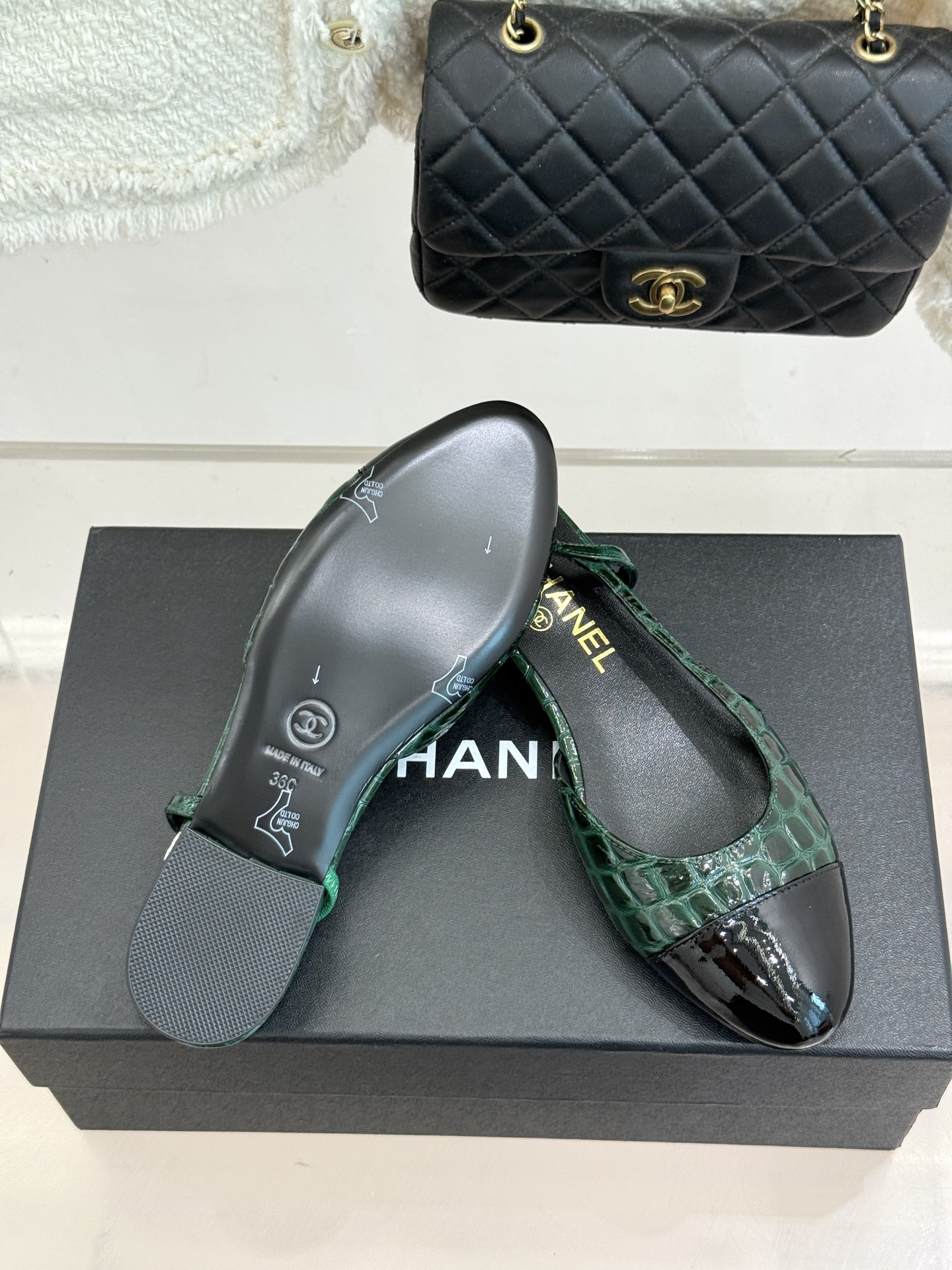 CHANE*｜小香经典拼色 鳄鱼纹后空凉鞋 珍稀肌理复刻奢级质感 撞色拼接勾勒复古层次美学 后空剪裁透气衬脚纤细 圆头修
