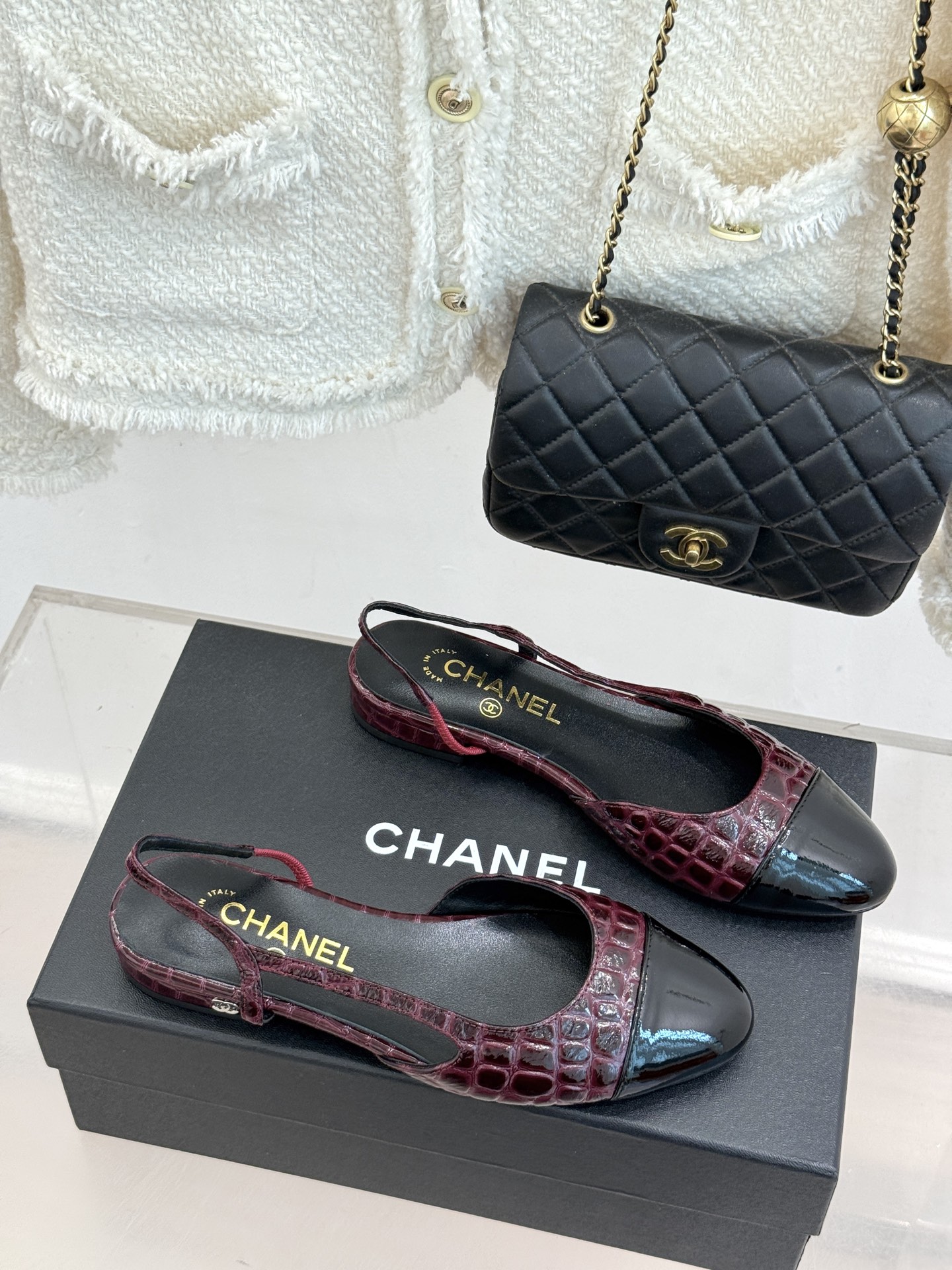 CHANE*|小香经典拼色 鳄鱼纹后空凉鞋 珍稀肌理复刻奢级质感 撞色拼接勾勒复古层次美学 后空剪裁透气衬脚纤细 圆头修 CHANE*|小香经典拼色 鳄鱼纹后空凉鞋 珍稀肌理复刻奢级质感 撞色拼接勾勒复古层次美学 后空剪裁透气衬脚纤细 圆头修