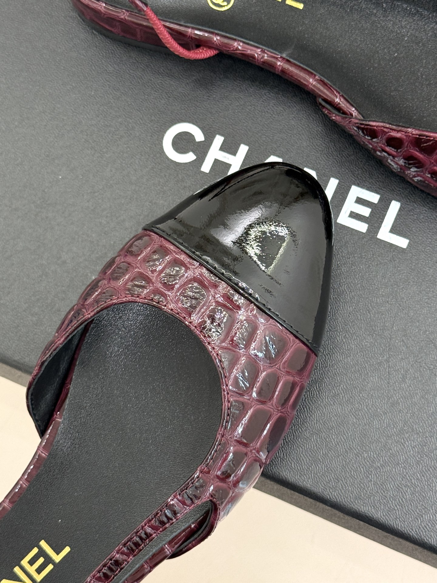 CHANE*|小香经典拼色 鳄鱼纹后空凉鞋 珍稀肌理复刻奢级质感 撞色拼接勾勒复古层次美学 后空剪裁透气衬脚纤细 圆头修 CHANE*|小香经典拼色 鳄鱼纹后空凉鞋 珍稀肌理复刻奢级质感 撞色拼接勾勒复古层次美学 后空剪裁透气衬脚纤细 圆头修