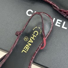 CHANE*|小香经典拼色 鳄鱼纹后空凉鞋 珍稀肌理复刻奢级质感 撞色拼接勾勒复古层次美学 后空剪裁透气衬脚纤细 圆头修 CHANE*|小香经典拼色 鳄鱼纹后空凉鞋 珍稀肌理复刻奢级质感 撞色拼接勾勒复古层次美学 后空剪裁透气衬脚纤细 圆头修