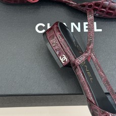 CHANE*|小香经典拼色 鳄鱼纹后空凉鞋 珍稀肌理复刻奢级质感 撞色拼接勾勒复古层次美学 后空剪裁透气衬脚纤细 圆头修 CHANE*|小香经典拼色 鳄鱼纹后空凉鞋 珍稀肌理复刻奢级质感 撞色拼接勾勒复古层次美学 后空剪裁透气衬脚纤细 圆头修