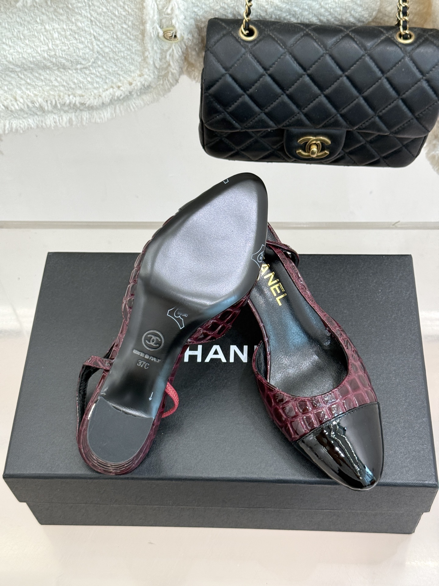 CHANE*｜小香经典拼色 鳄鱼纹后空凉鞋 珍稀肌理复刻奢级质感 撞色拼接勾勒复古层次美学 后空剪裁透气衬脚纤细 圆头修