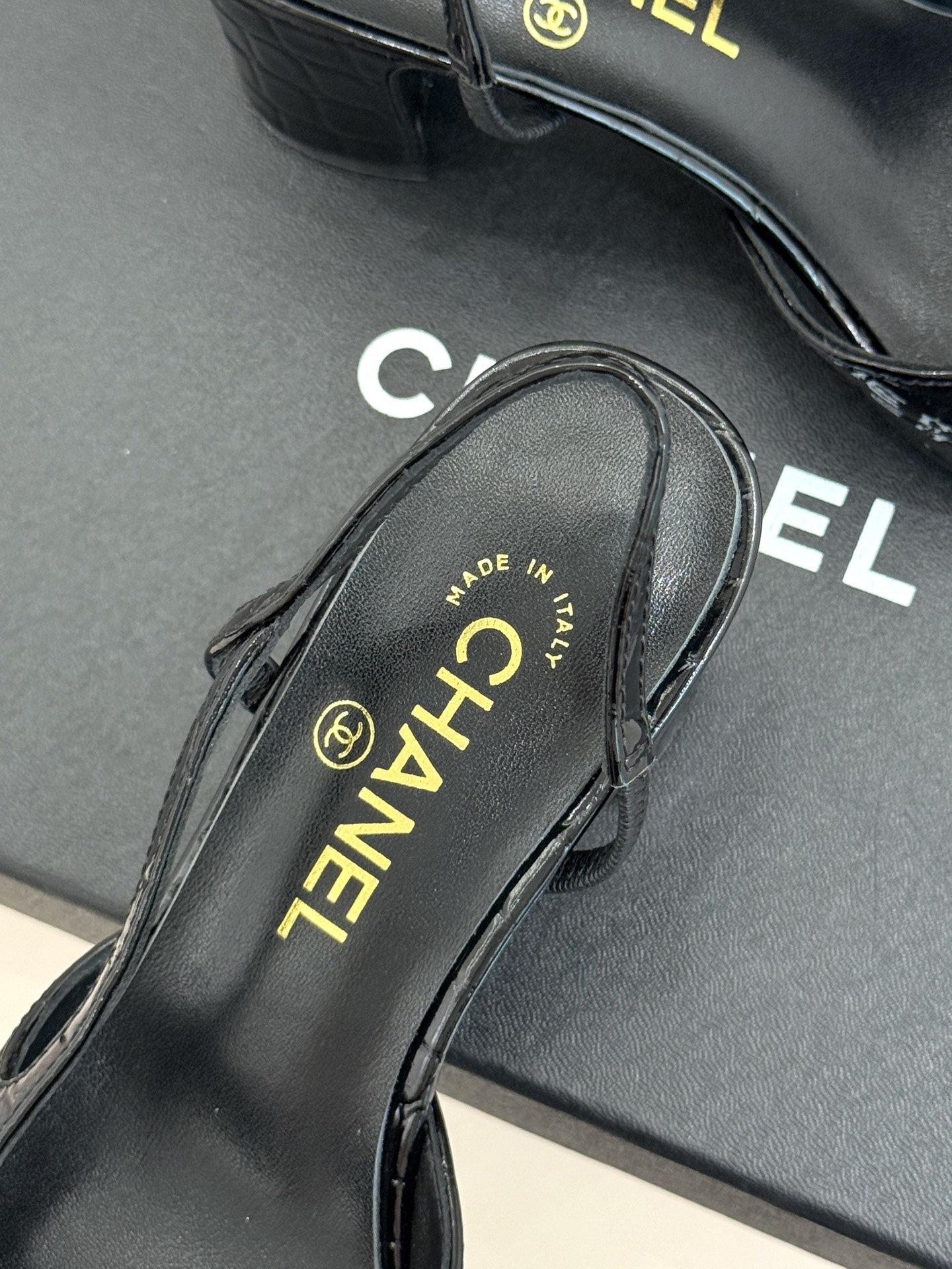 CHANE*|小香经典拼色 鳄鱼纹后空凉鞋 珍稀肌理复刻奢级质感 撞色拼接勾勒复古层次美学 后空剪裁透气衬脚纤细 圆头修 CHANE*|小香经典拼色 鳄鱼纹后空凉鞋 珍稀肌理复刻奢级质感 撞色拼接勾勒复古层次美学 后空剪裁透气衬脚纤细 圆头修