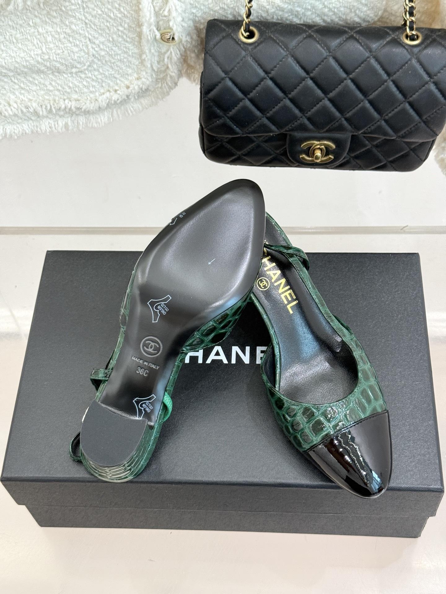 CHANE*|小香经典拼色 鳄鱼纹后空凉鞋 珍稀肌理复刻奢级质感 撞色拼接勾勒复古层次美学 后空剪裁透气衬脚纤细 圆头修 CHANE*|小香经典拼色 鳄鱼纹后空凉鞋 珍稀肌理复刻奢级质感 撞色拼接勾勒复古层次美学 后空剪裁透气衬脚纤细 圆头修